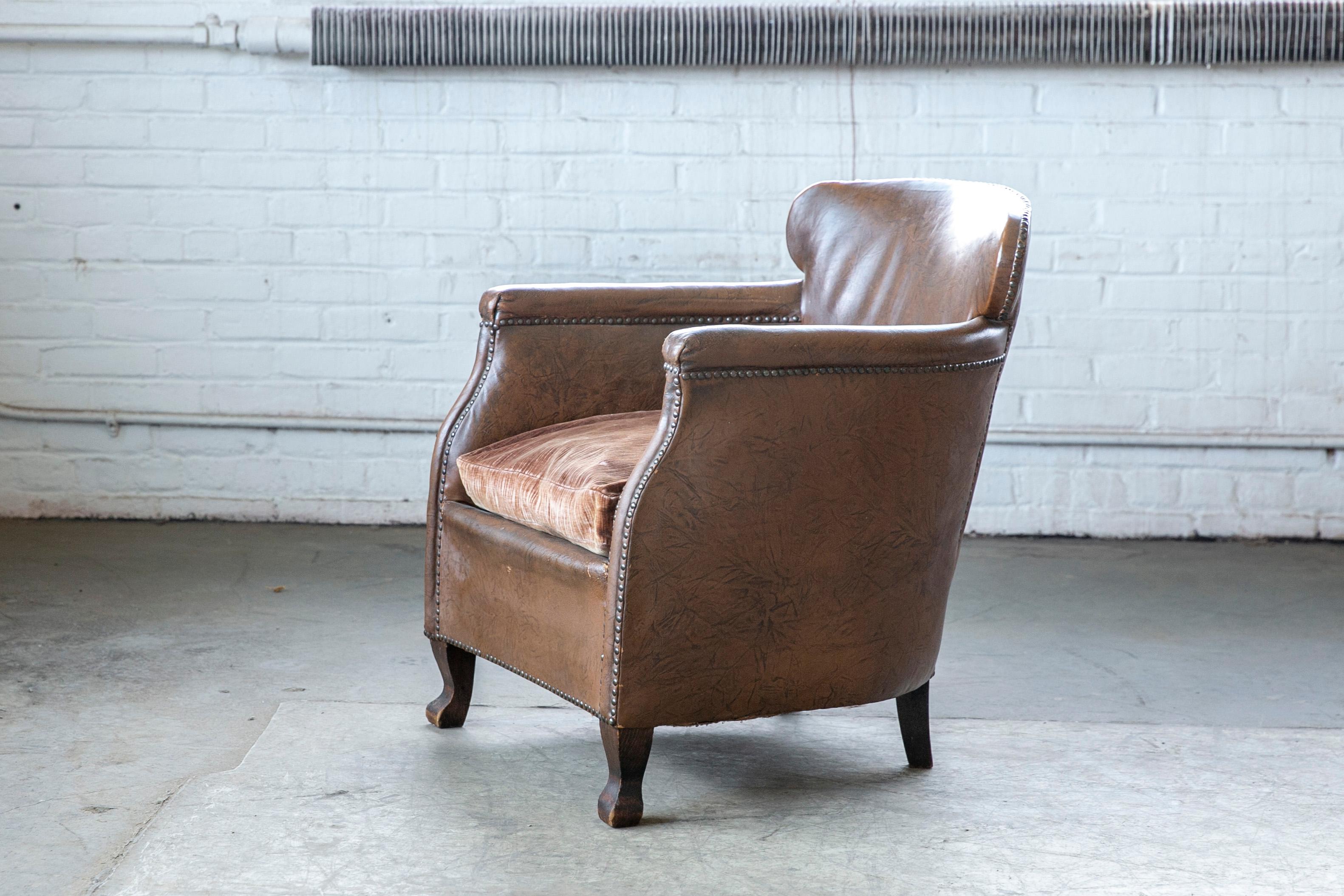Danish 1930-40s Small-Scale Club Chair in Cognac Leather with Cabriole Legs In Good Condition In Bridgeport, CT