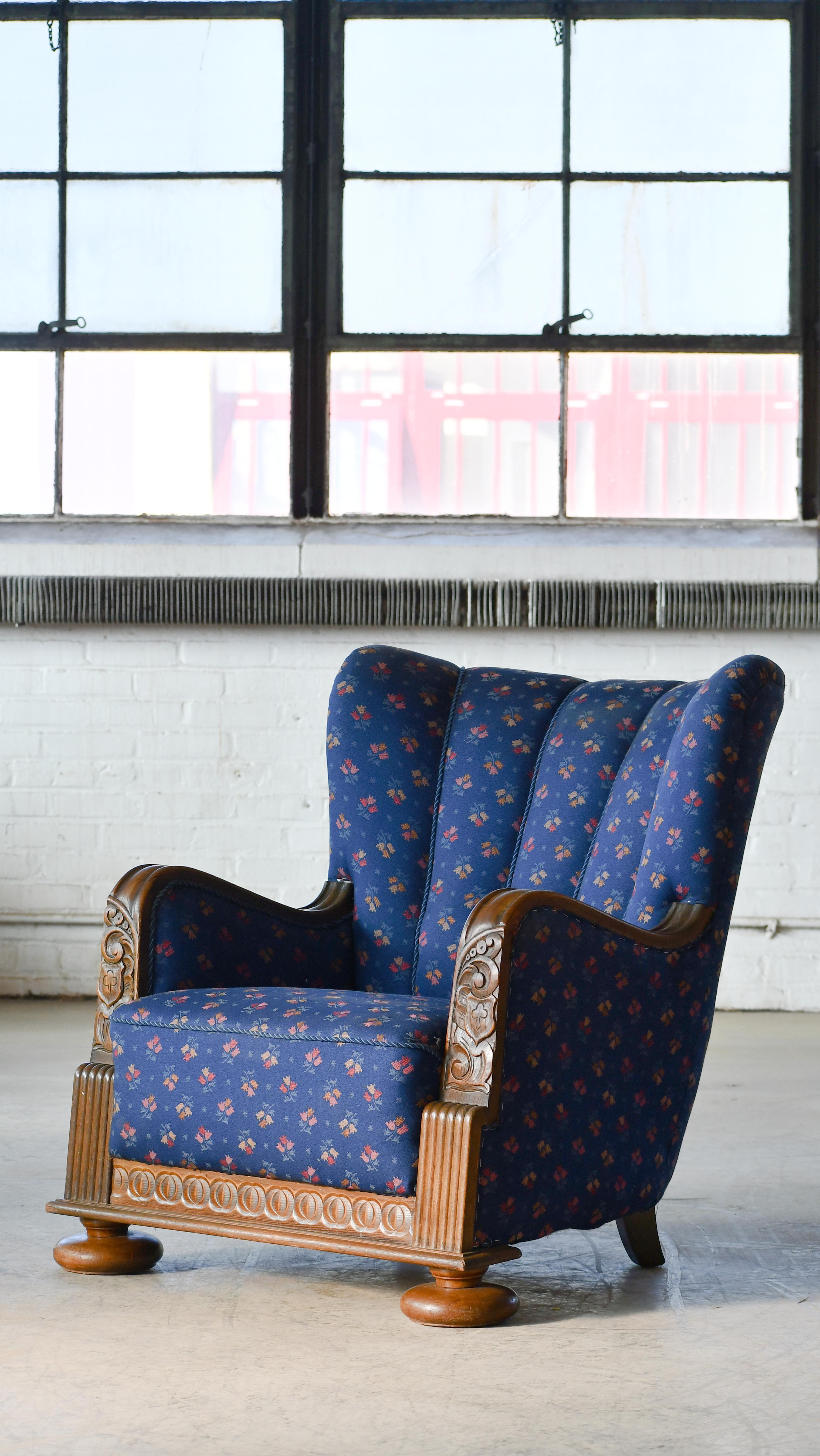 Rare et très cool fauteuil club danois de grande taille de la fin de la période Art Déco du milieu à la fin des années 1930. Très rare. Magnifiques montants et accoudoirs en chêne massif sculptés à la main. Le tissu de laine bleue et le padding ont