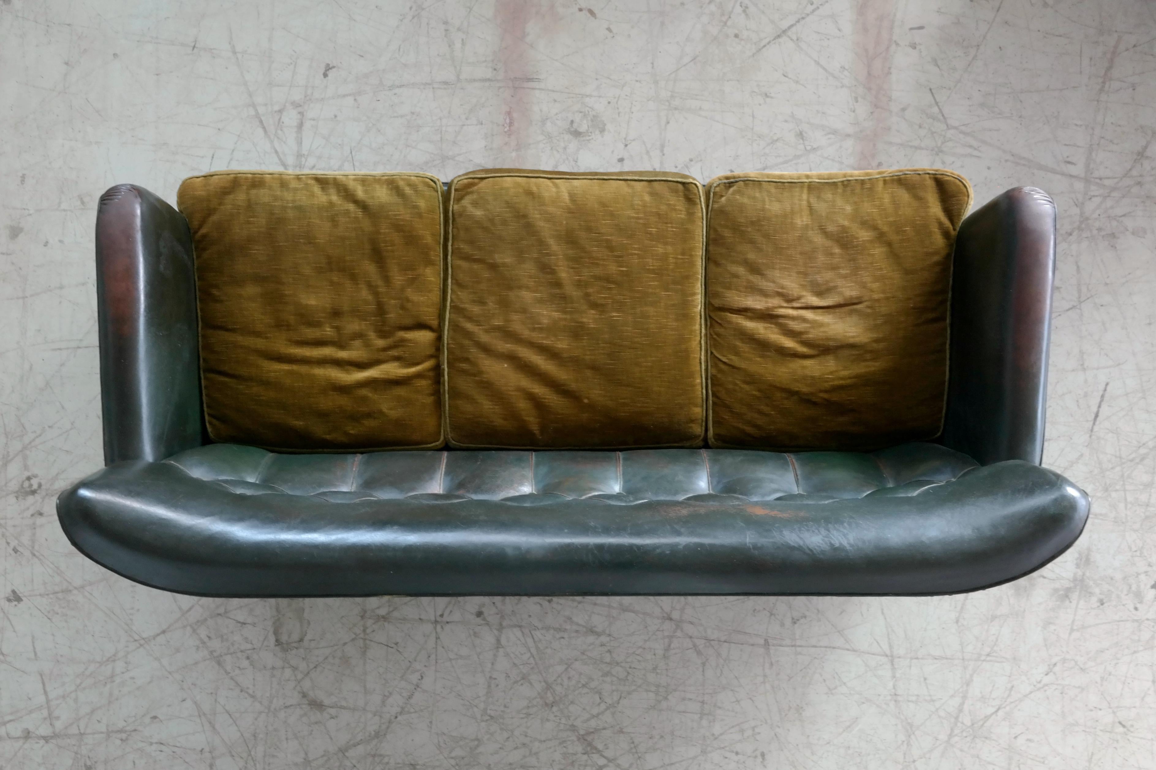 Danish 1930s Boesen and Lassen Style Tufted Club Sofa in Green Leather 4