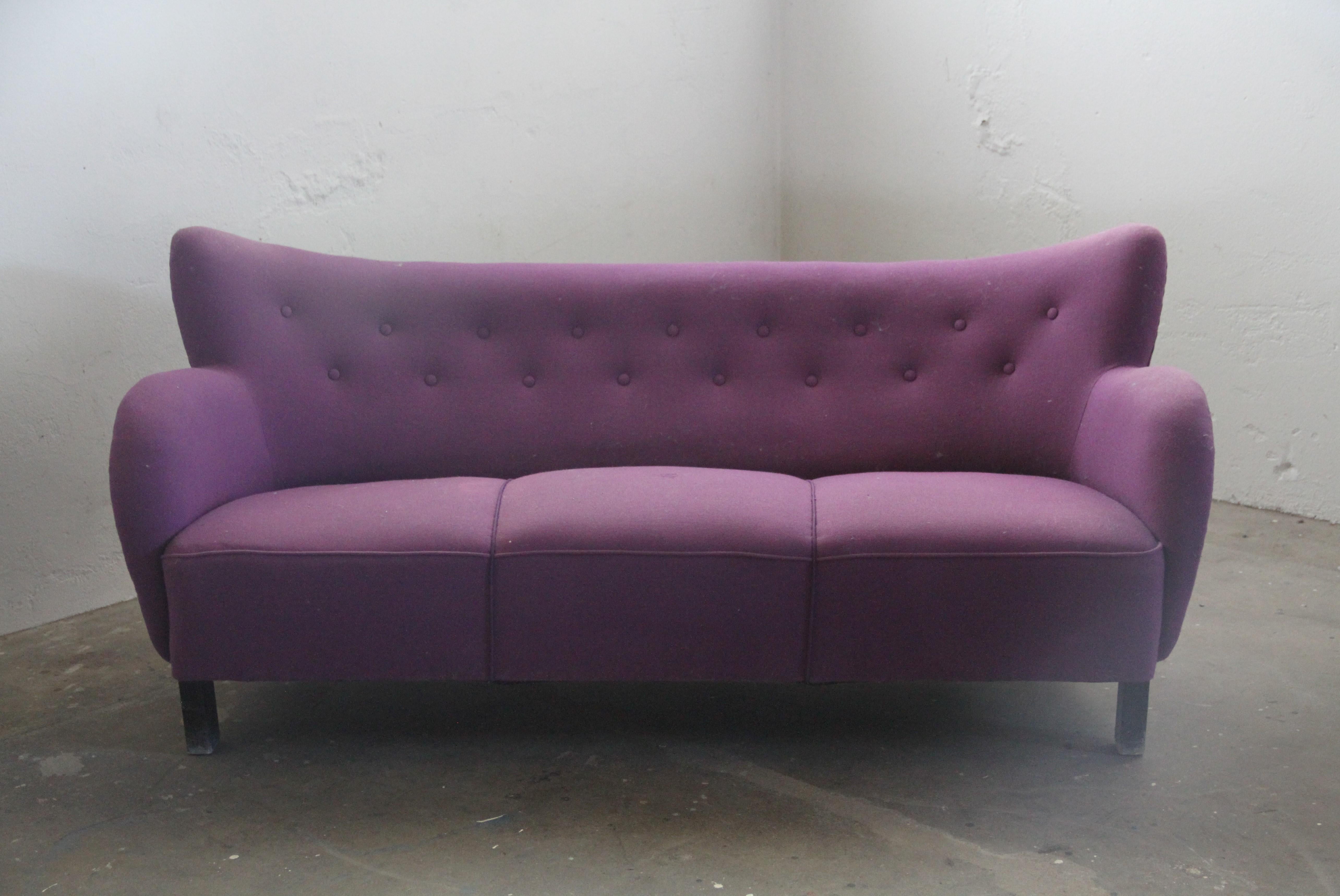 Magnifique canapé dans le style de Flemming Lassen et de Fritz Hansen. On ne sait pas qui a produit et conçu cet ensemble, mais il est d'une qualité absolument irréprochable. Meuble très lourd, mais petit en apparence. 

Ils sont fermes et solides