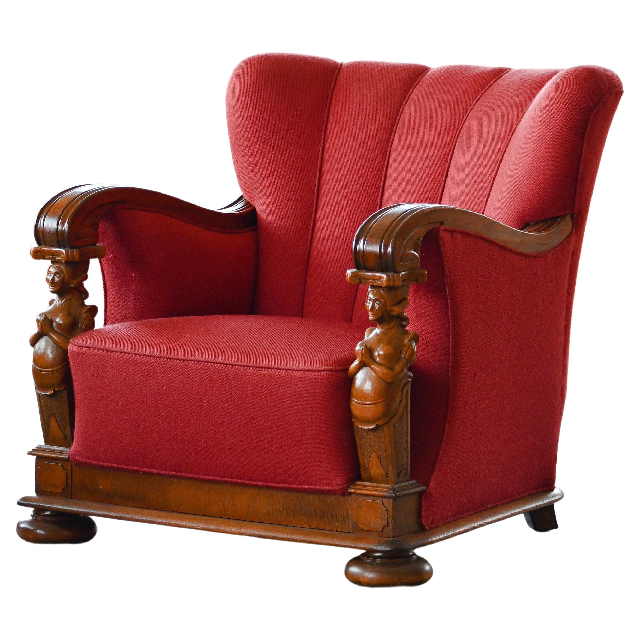 Club ou chaise danoise des années 1930 de grande taille avec des figurines sculptées dans les accoudoirs en Oak  en vente