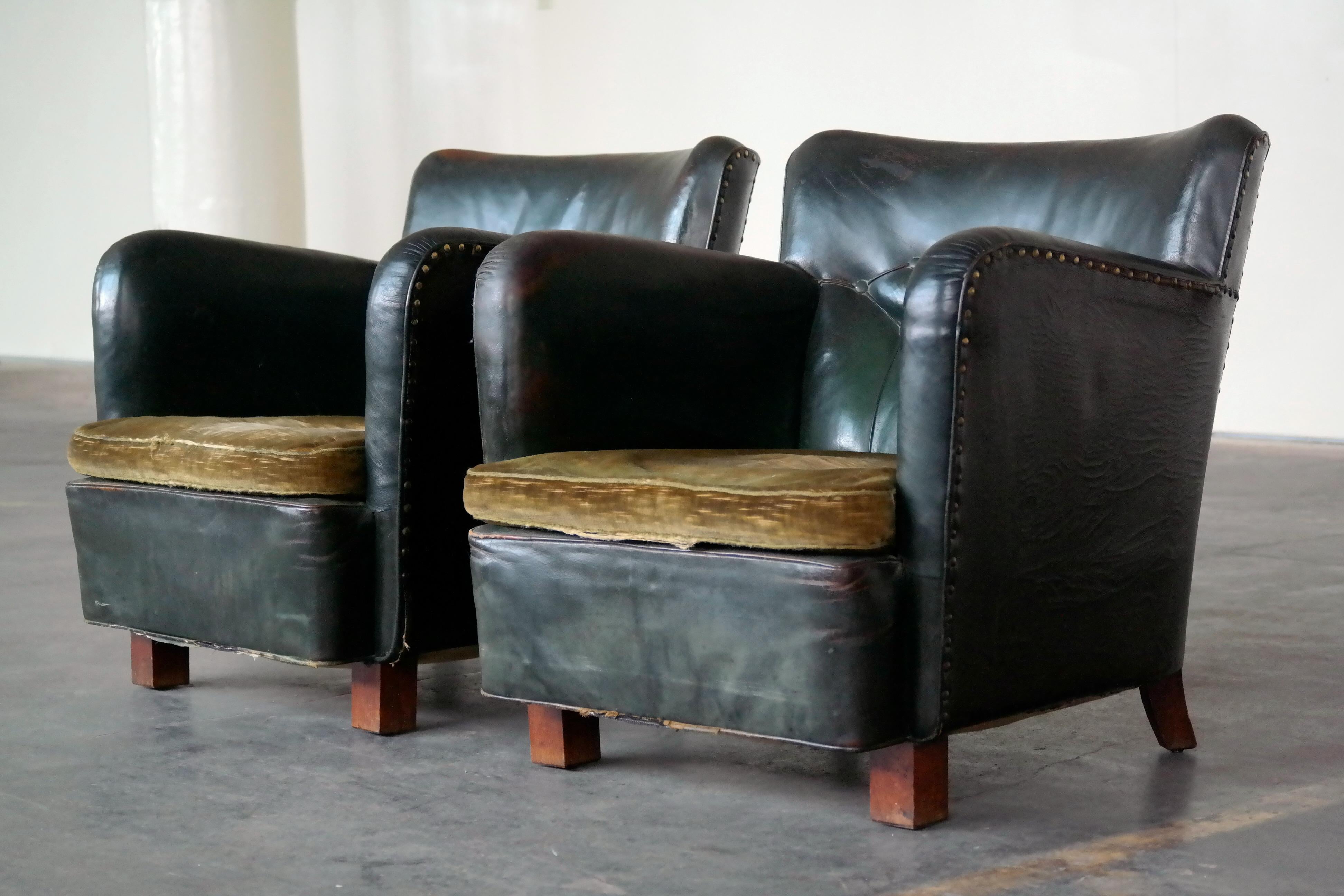 Danish 1930s Pair of Club Chairs in Tufted Green Patinated Leather 7