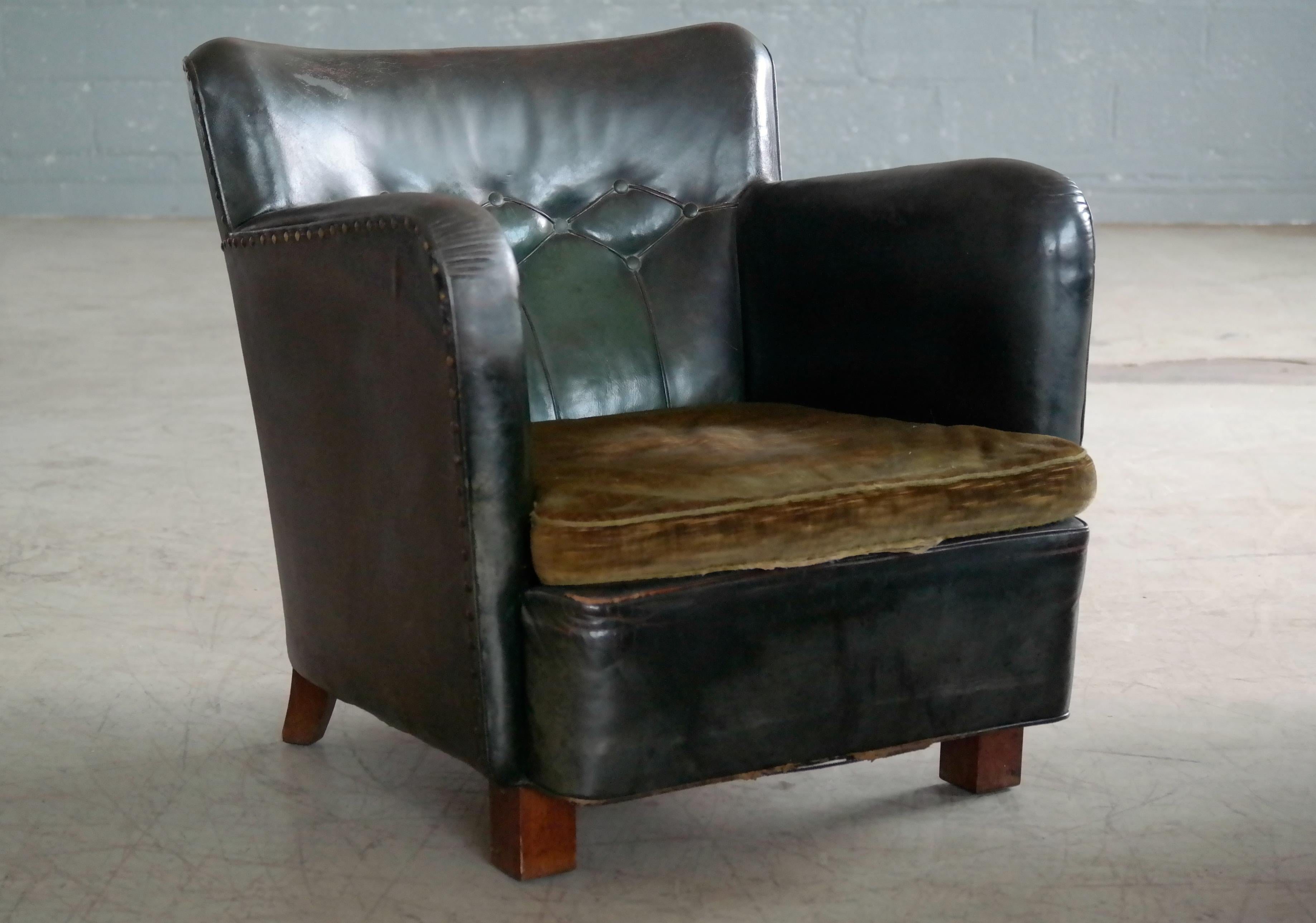 Danish 1930s Pair of Club Chairs in Tufted Green Patinated Leather In Fair Condition In Bridgeport, CT