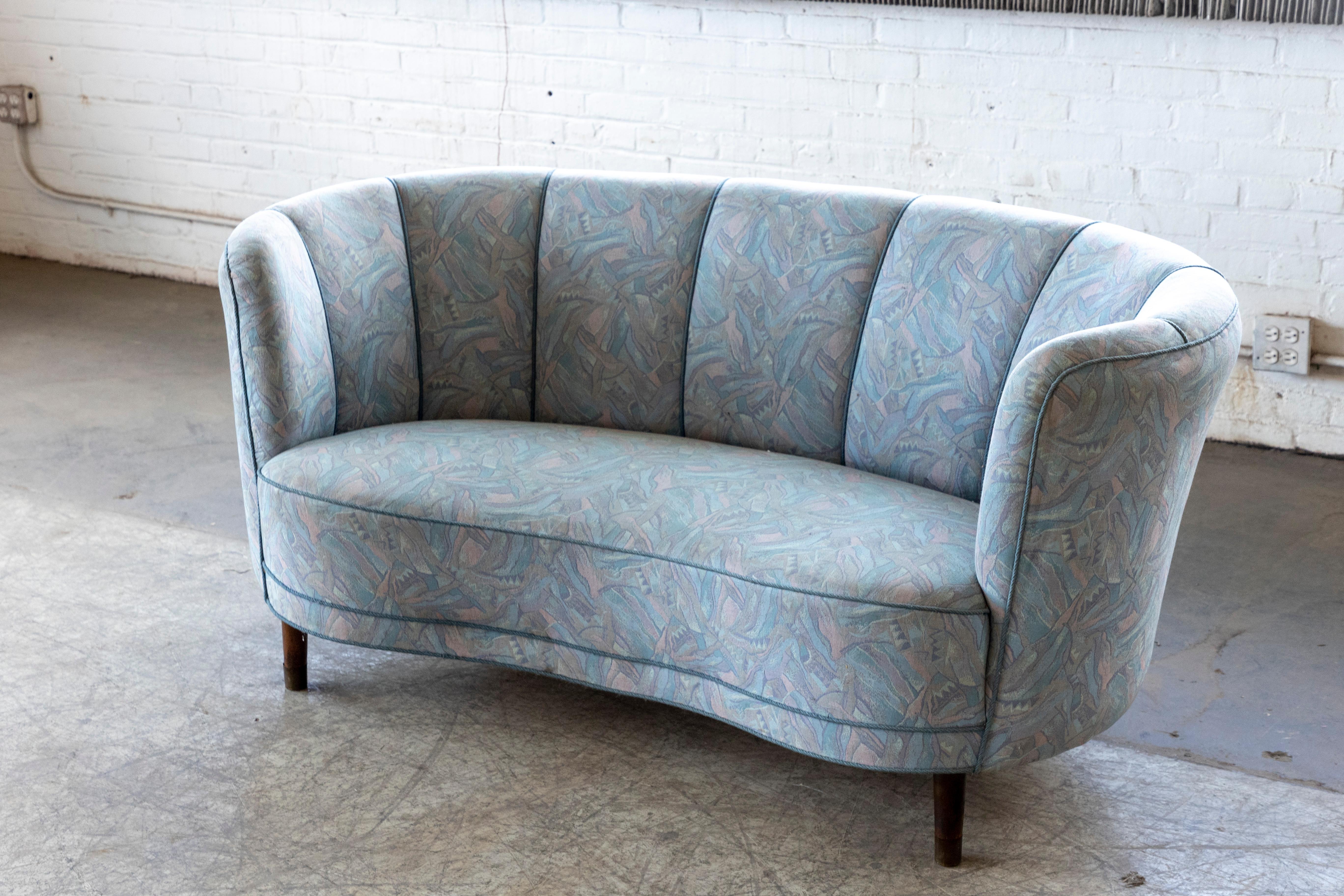 Schönes und sehr elegantes dänisches, geschwungenes Zweisitzer-Sofa auf einem Buchengestell und Beinen. Wahrscheinlich um 1950 hergestellt, auch wenn das ursprüngliche Design aus der späten Art-déco-Ära in den 1930er Jahren stammt. Banana-Sofas, die