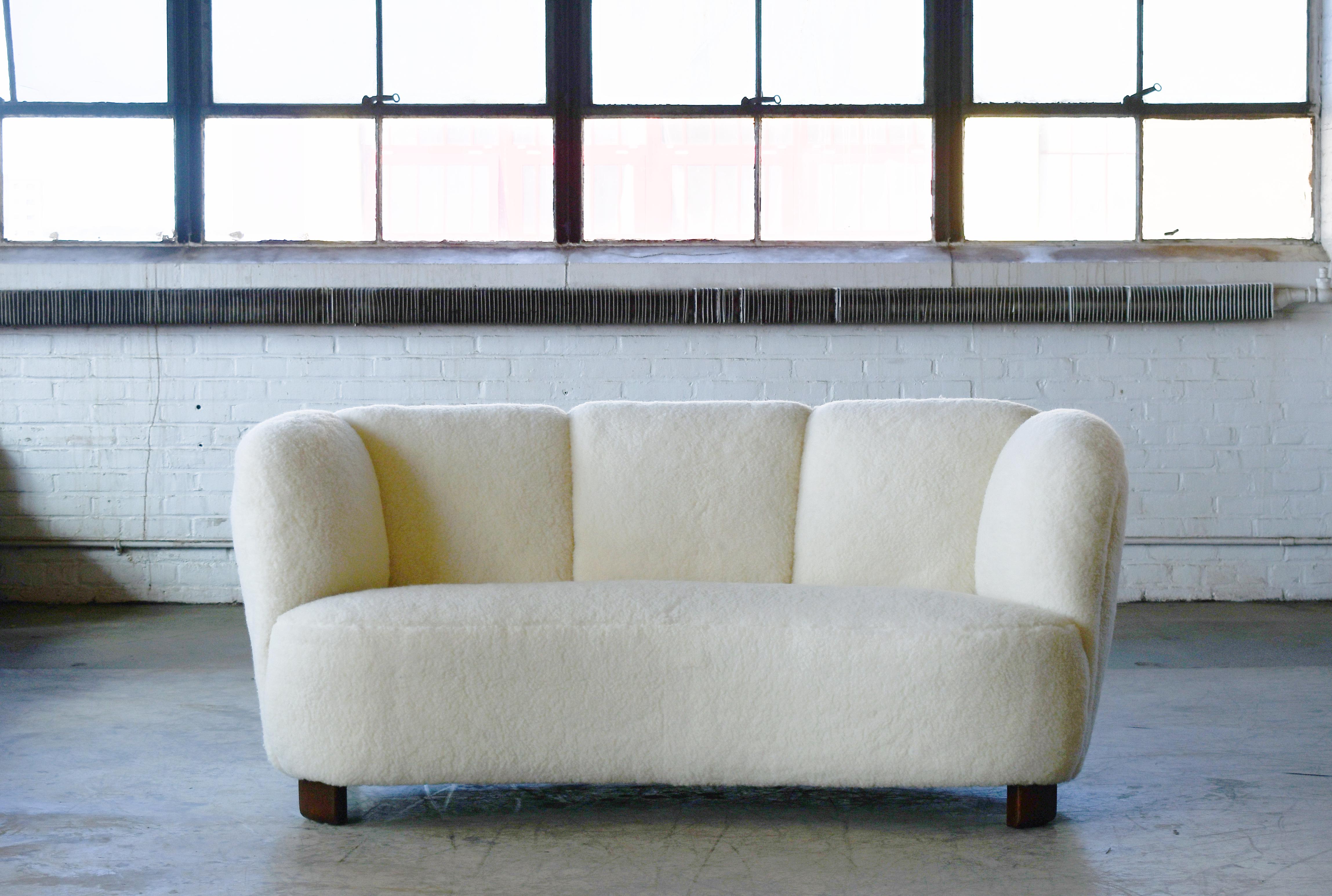 Bananenförmiges, geschwungenes Zweisitzer-Sofa oder -Liegesofa im Stil von Viggo Boesen, hergestellt in Dänemark in den 1940er Jahren. Dieses Sofa setzt in jedem Raum einen starken Akzent. Schöne runde Linien und ikonische Blockfüße, die man