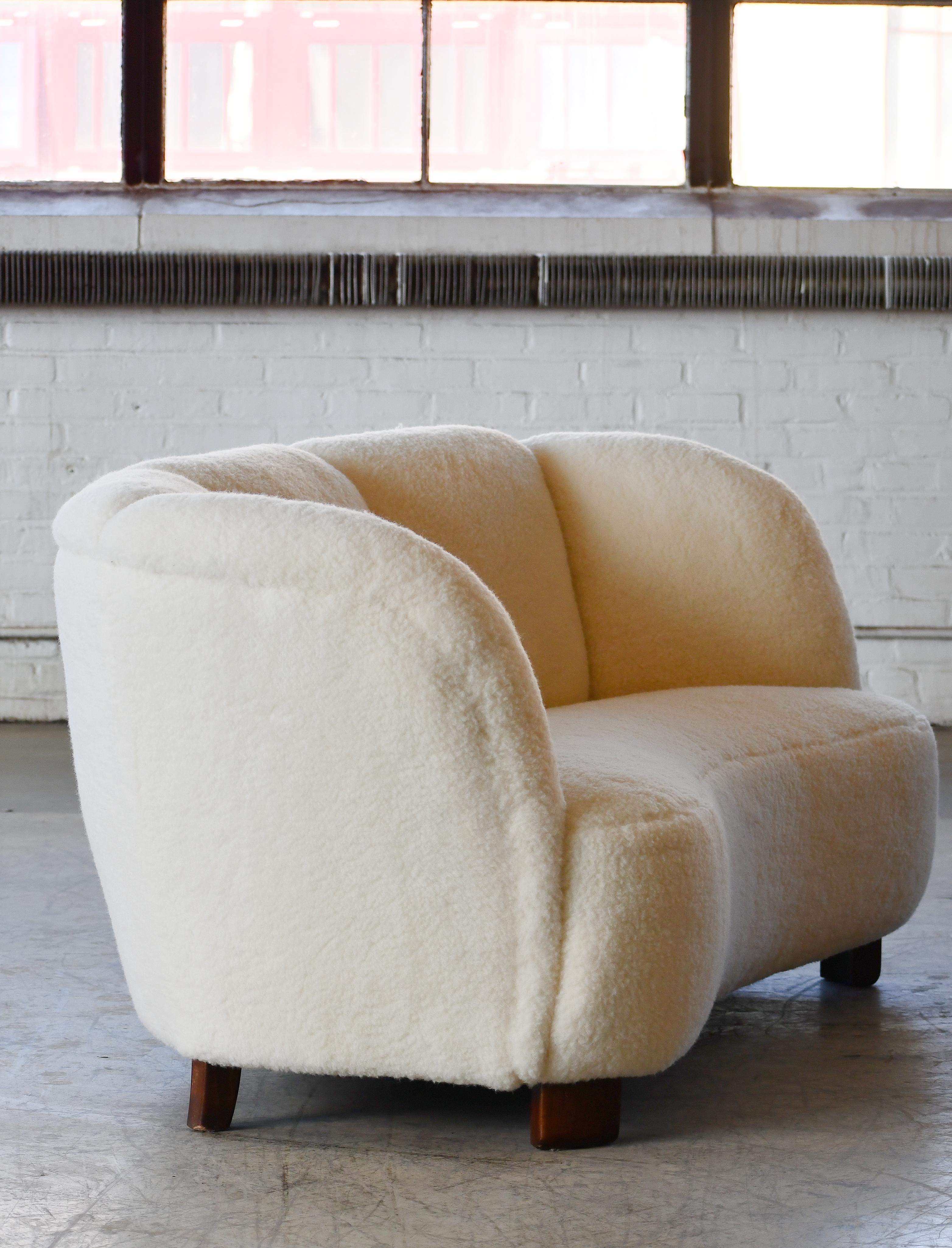 Danish 1940s Banana Shaped Curved Loveseat in White Lambswool In Good Condition In Bridgeport, CT