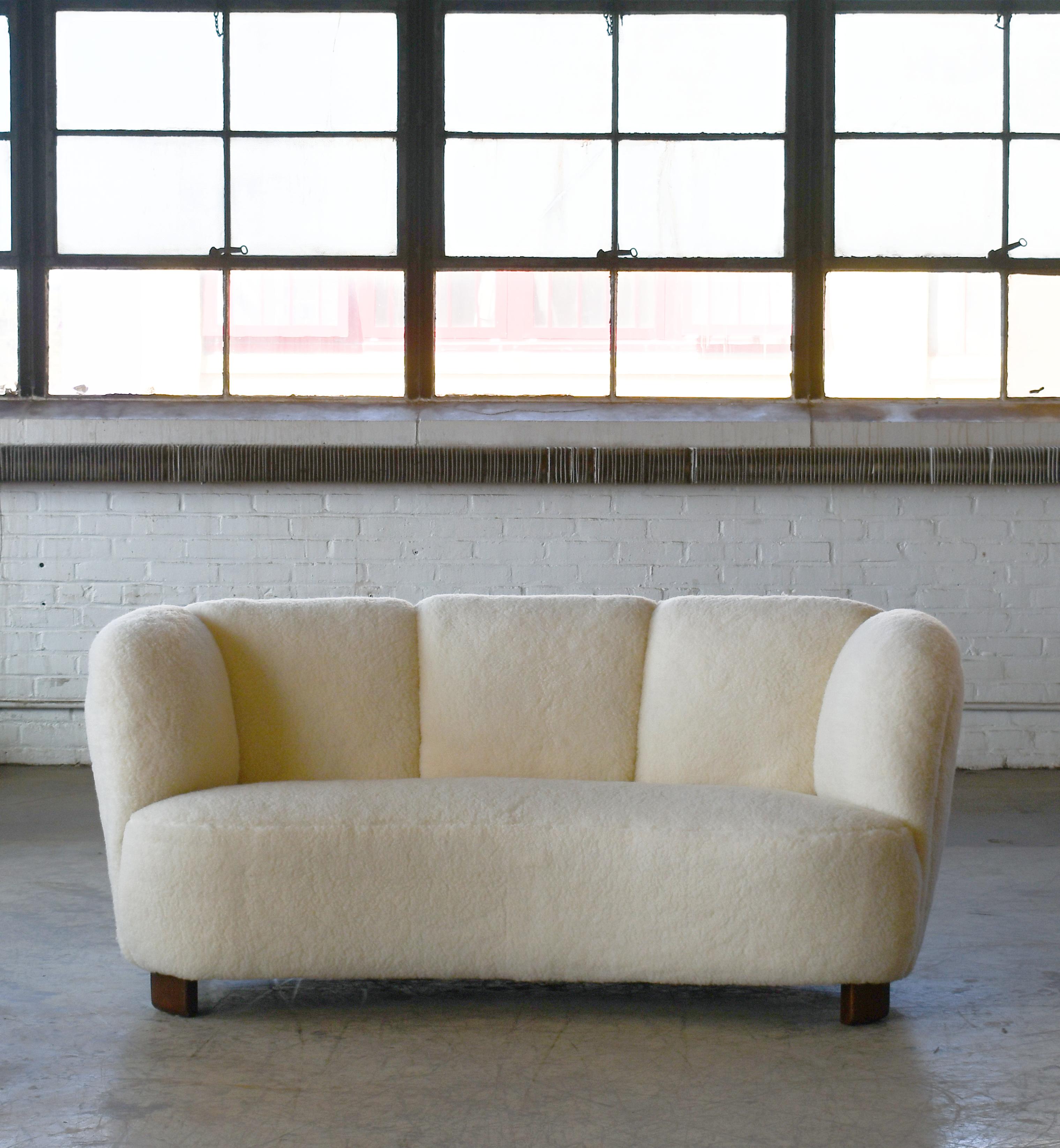 Danish 1940s Banana Shaped Curved Loveseat in White Lambswool For Sale 2