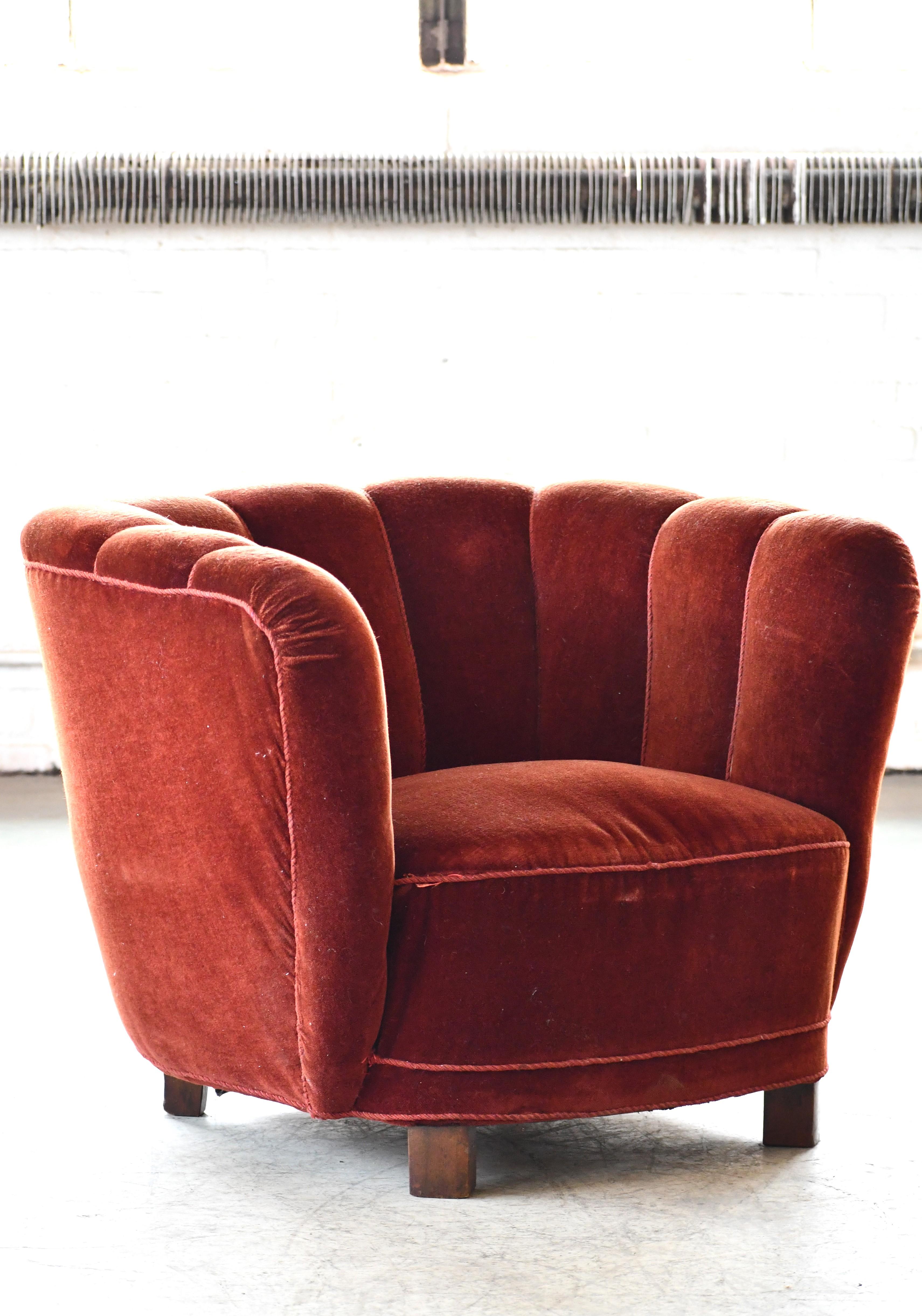Ce superbe fauteuil club danois incurvé des années 1940 correspond en fait aux canapés danois incurvés ou en forme de banane fabriqués dans les années 1930-1940. Les canapés et les chaises étaient très populaires dans les années 1930 et au début des