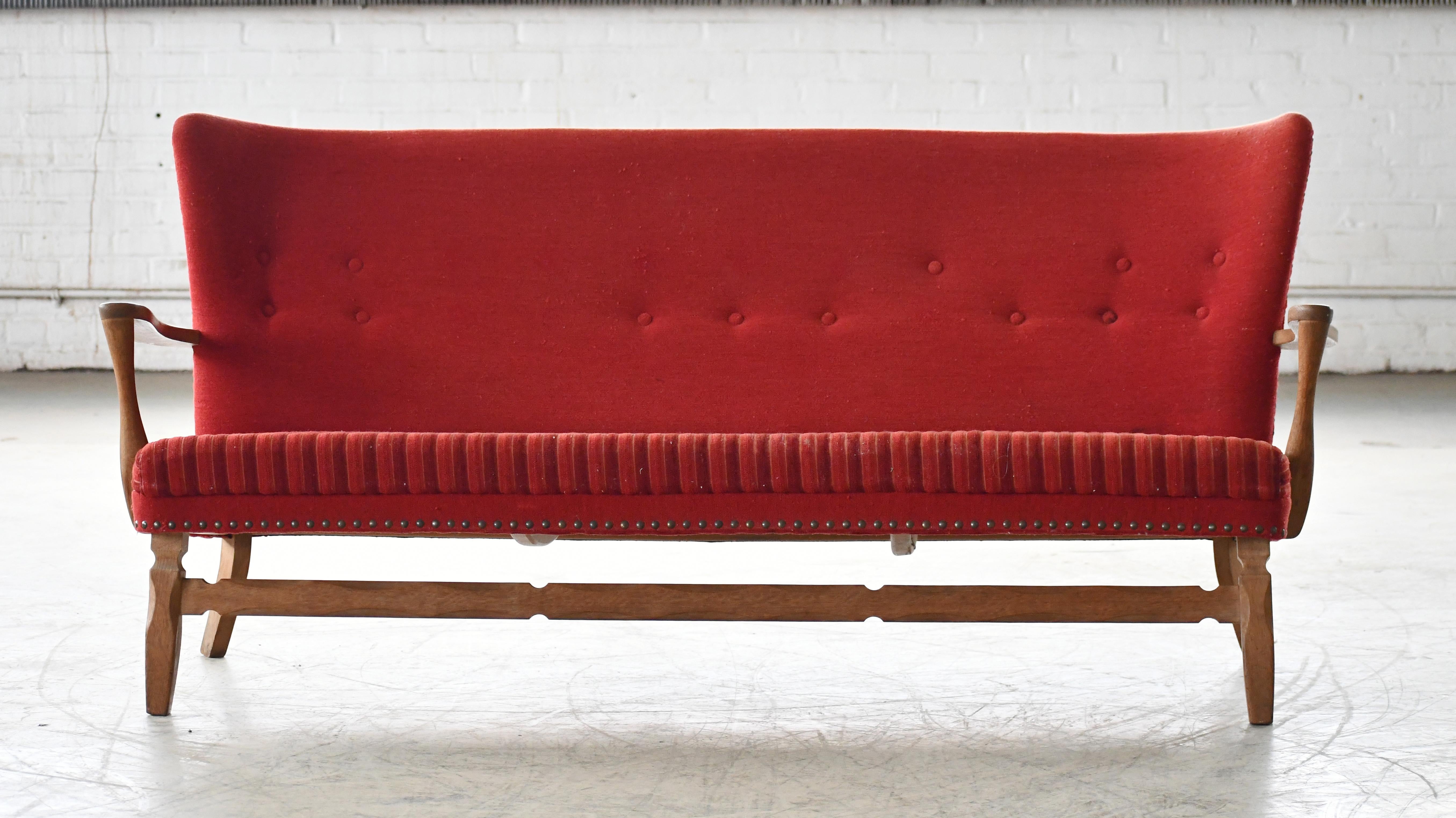 Dänisches Sofa im Bankstil der 1940er Jahre aus geschnitzter Eiche mit offenen Armlehnen (Moderne der Mitte des Jahrhunderts) im Angebot