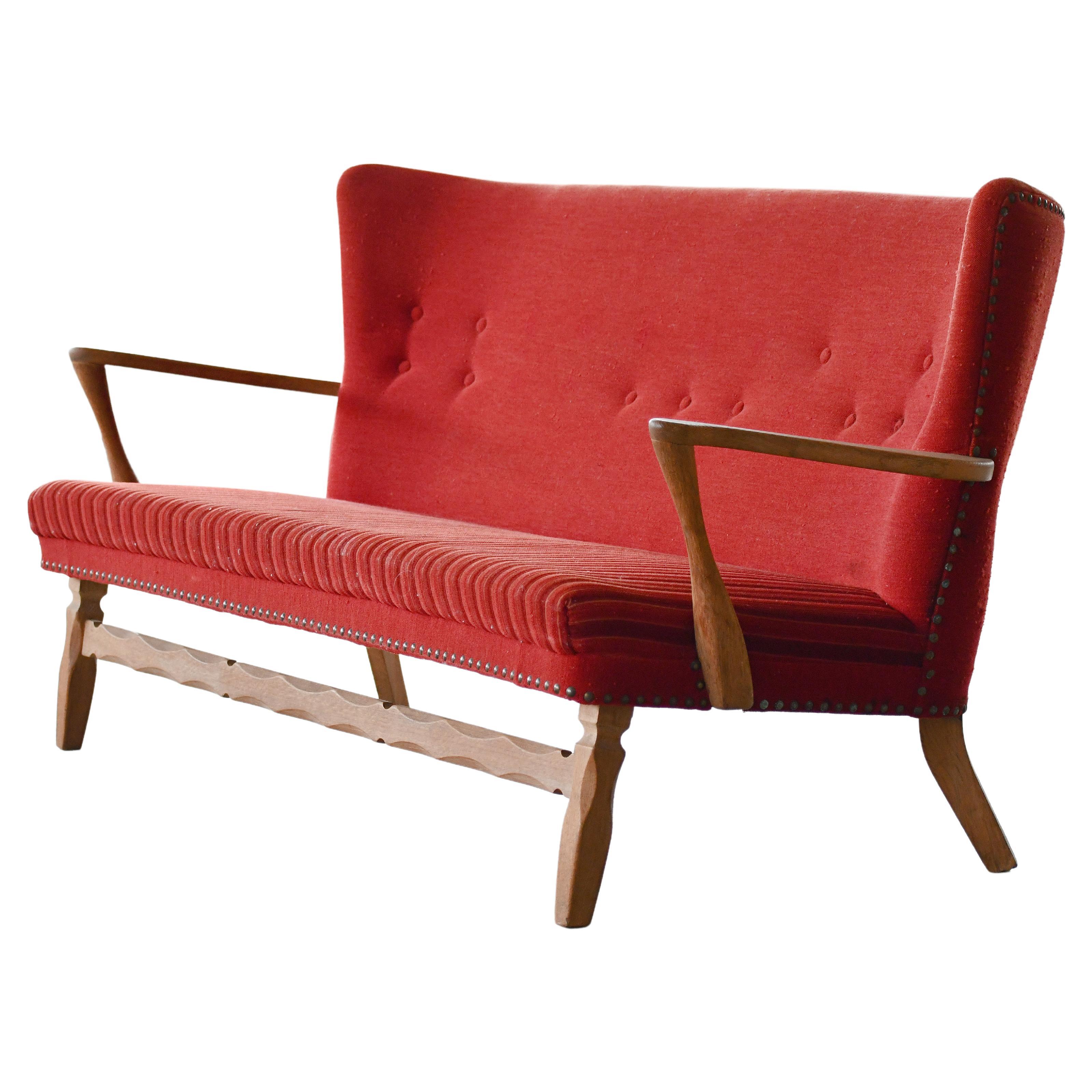 Dänisches Sofa im Bankstil der 1940er Jahre aus geschnitzter Eiche mit offenen Armlehnen im Angebot