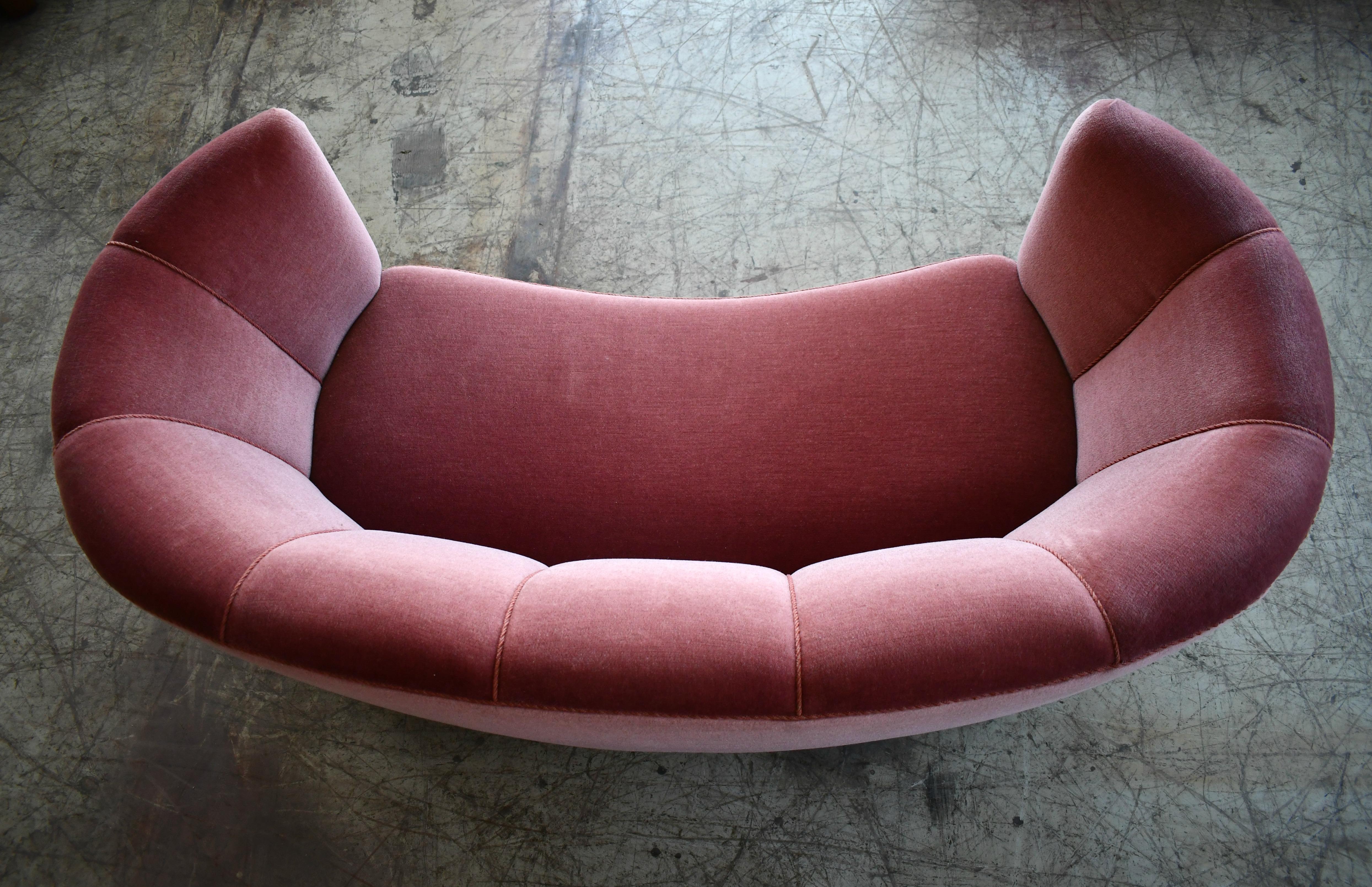 Danish 1940s Boesen Style Banana Form Curved Sofa or Loveseat in Pink Velvet In Good Condition In Bridgeport, CT