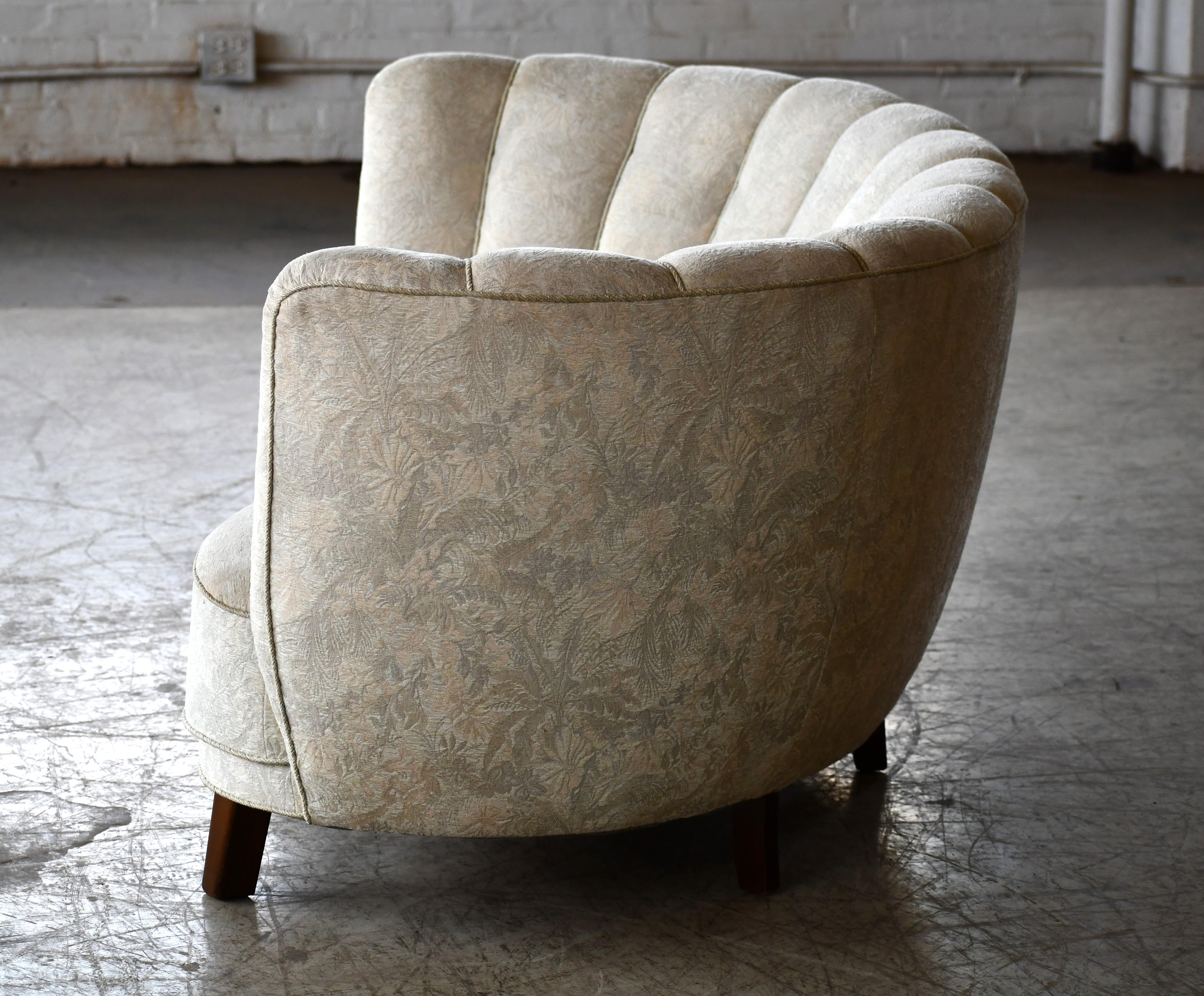Milieu du XXe siècle Canapé ou fauteuil d'amour danois des années 1940 à dossier cannelé en forme de banane incurvé en laine blanche  en vente