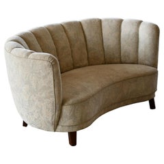 Canapé ou fauteuil d'amour danois des années 1940 à dossier cannelé en forme de banane incurvé en laine blanche