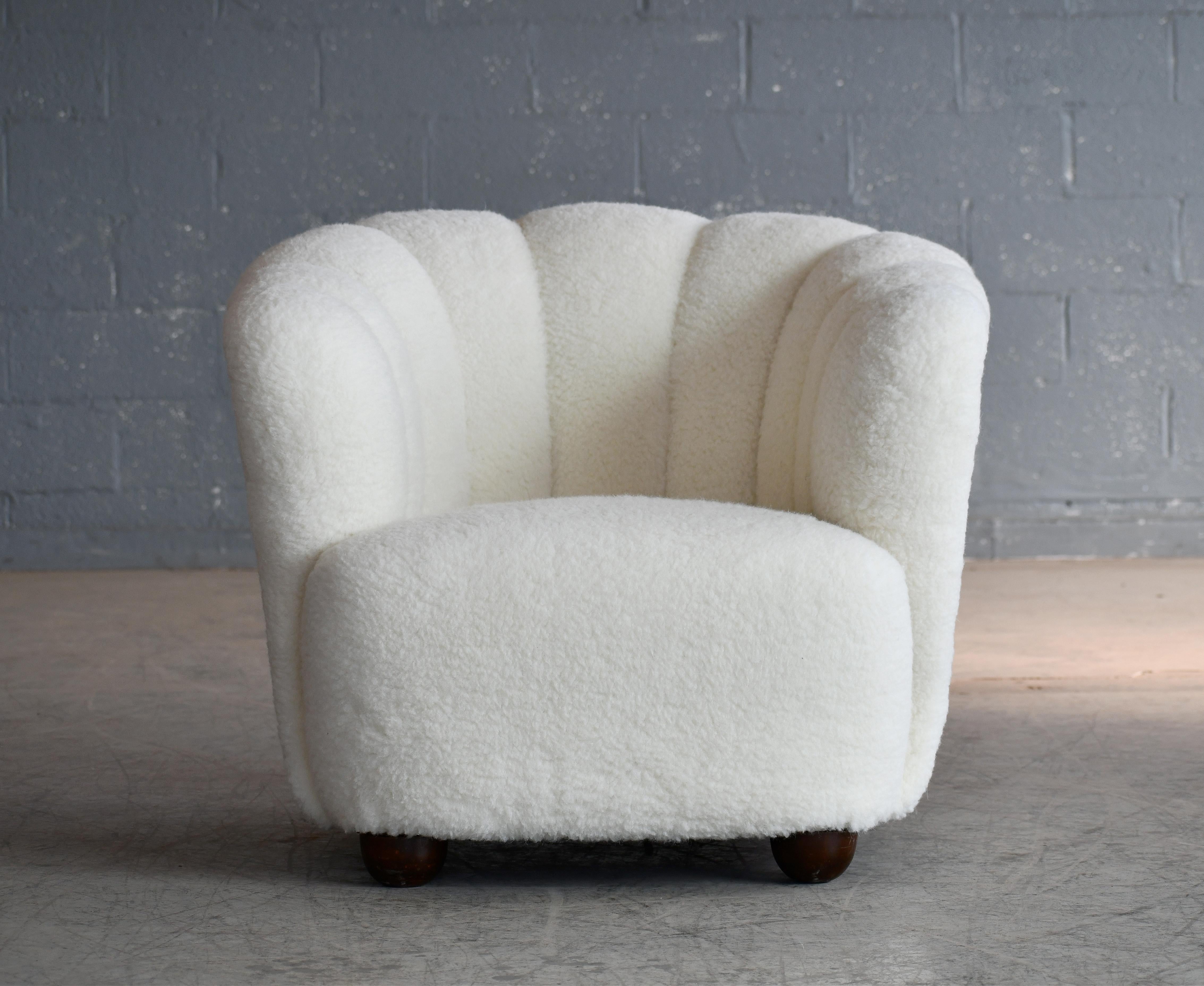 Confortables, exubérantes et superbement fabriquées, ces chaises capturent parfaitement l'essence du design danois des années 1940, issu de la fin de l'ère Art déco et du milieu du siècle. Les dossiers incurvés, les proportions basses et les pieds