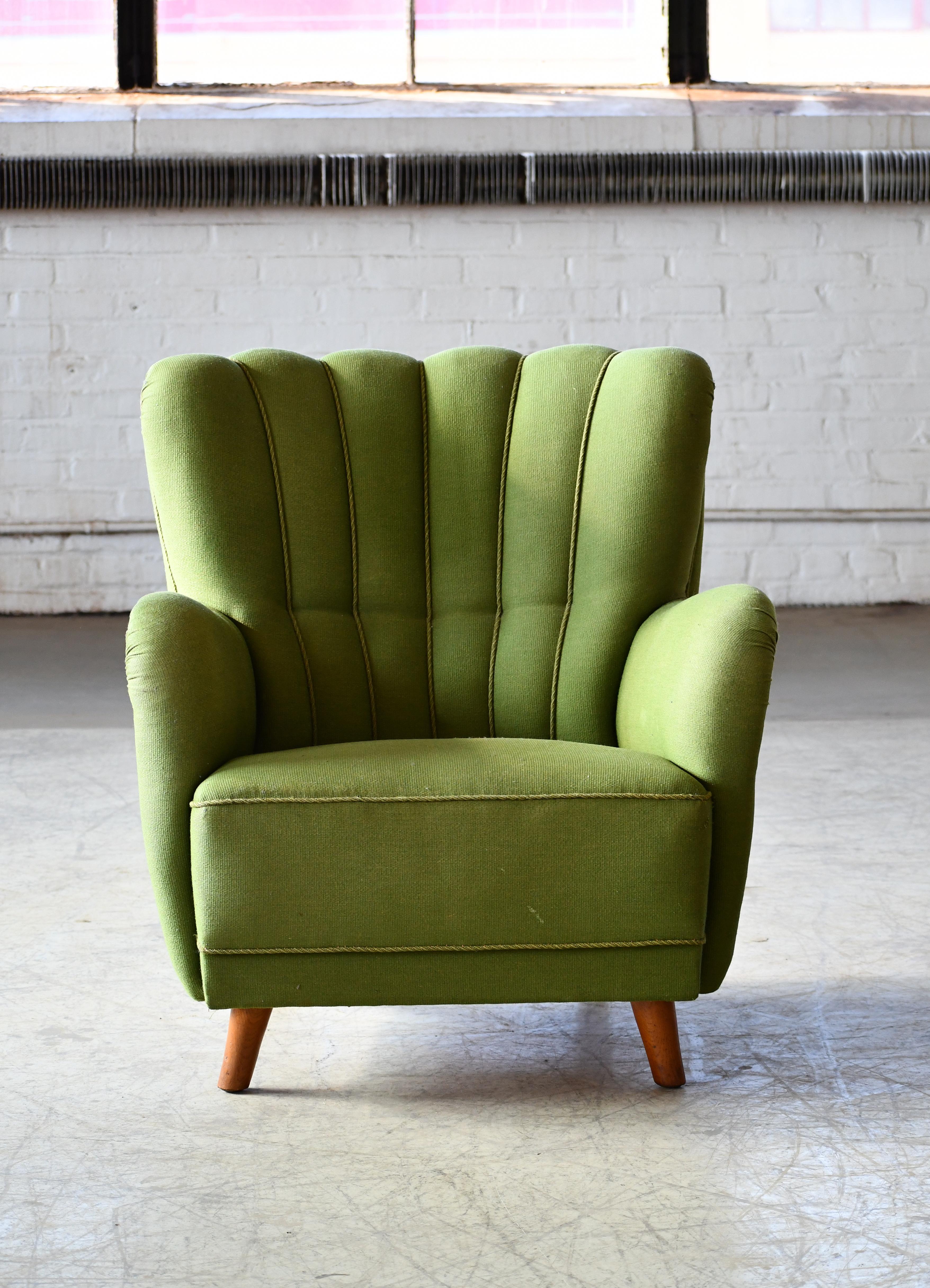 Super charmante chaise longue des années 1940 dans le style de Mogens Lassen avec une forme organique très sculpturale et des proportions harmonieuses. Polyvalent, il convient parfaitement aux espaces plus restreints qui ont besoin d'un message plus
