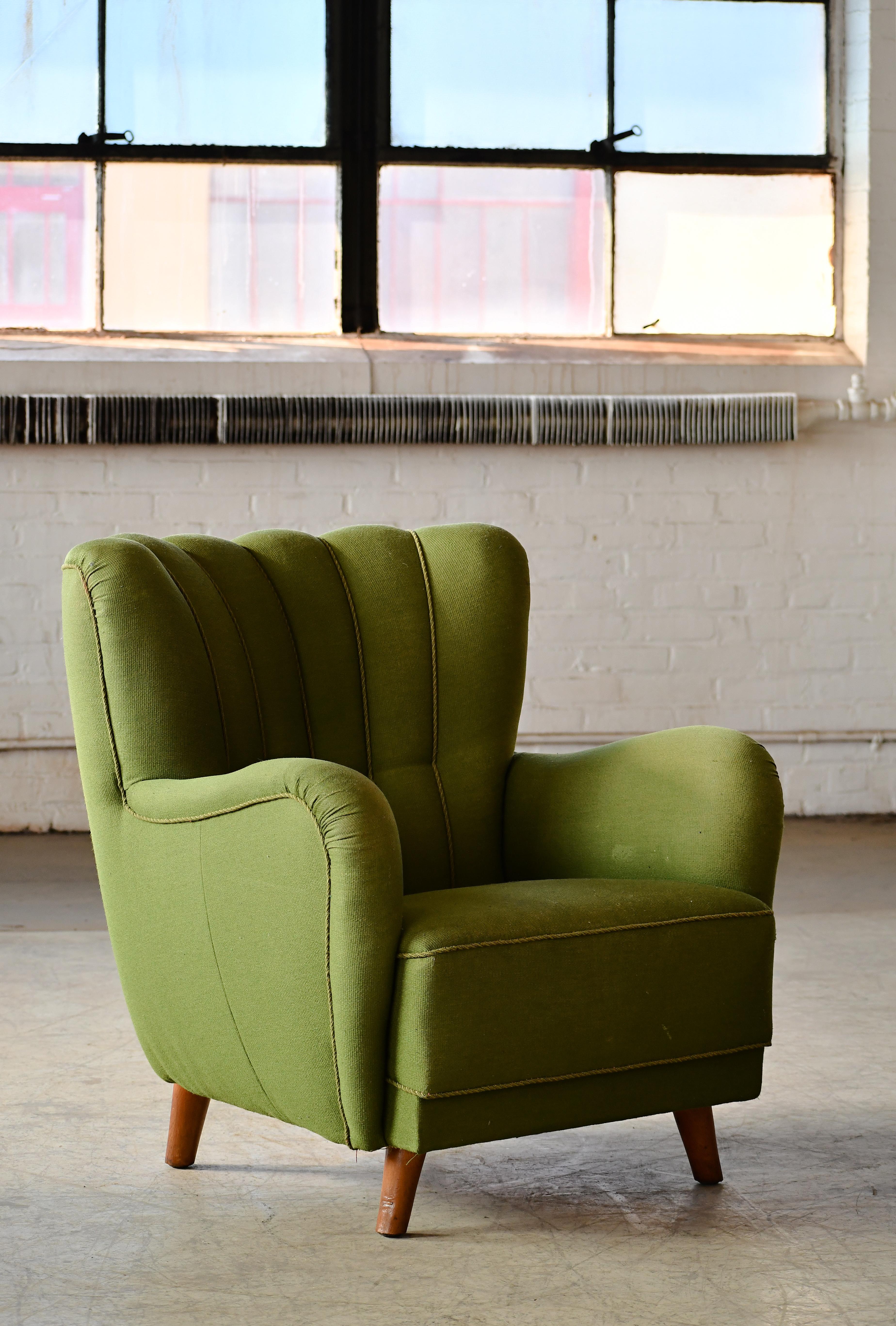 Dänischer Sessel aus den 1940er Jahren mit niedriger Rückenlehne aus smaragdgrüner Wolle (Moderne der Mitte des Jahrhunderts) im Angebot