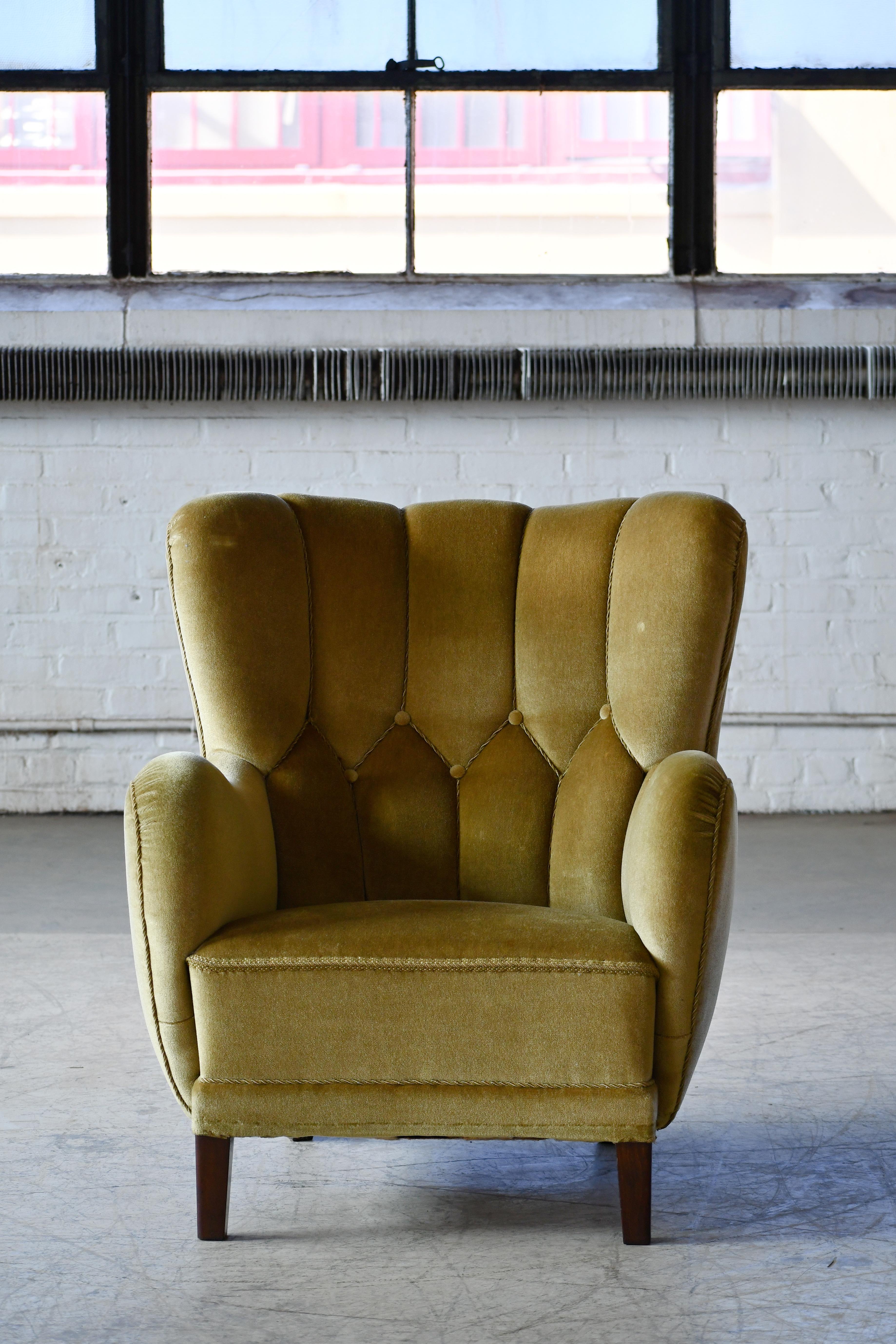 Super charmanter Sessel aus den 1940er Jahren im Stil von Mogens Lassen mit sehr skulpturaler, organischer Form und harmonischen Proportionen. Vielseitig und sehr gut geeignet für einen kleineren Raum, der eine stärkere Aussage braucht. Er steht auf