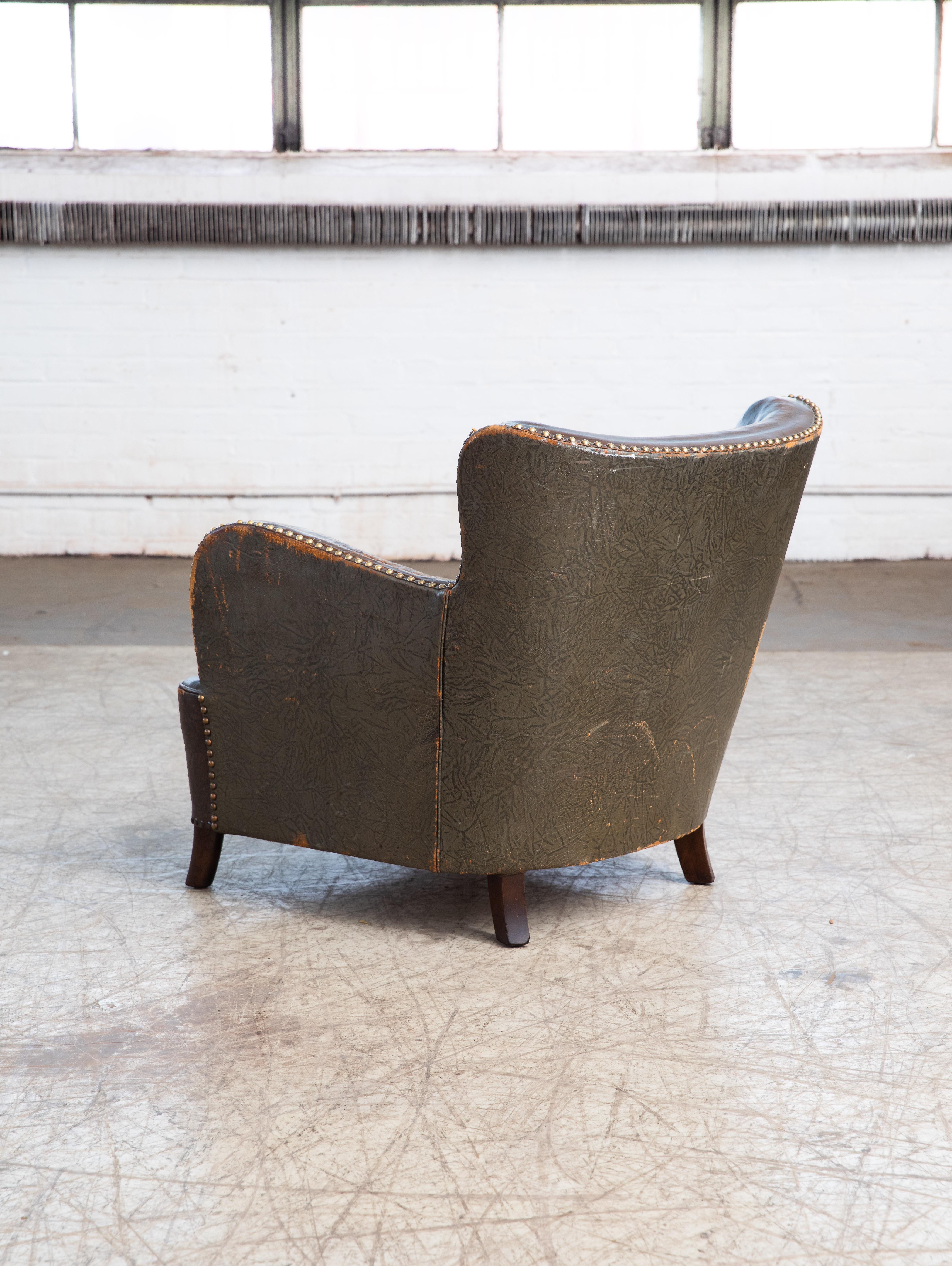 Danish 1940s Club Chair in Brown Patinated Leather in the Style of Fritz Hansen In Good Condition In Bridgeport, CT