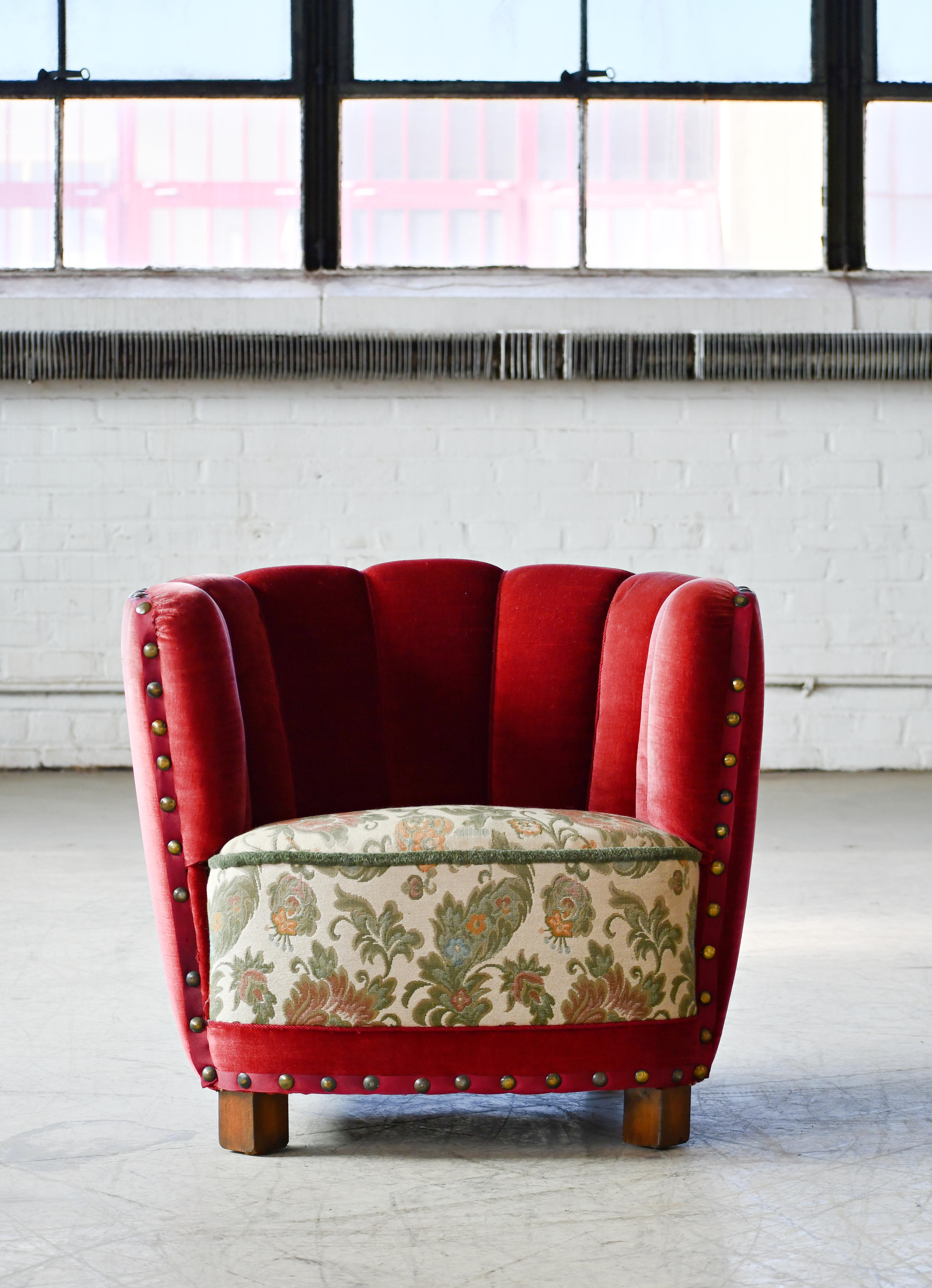 Confortable, exubérante et superbement fabriquée, cette chaise capture parfaitement l'essence du design danois des années 1940, de la fin de l'ère Art déco au début du milieu du siècle. Les dossiers incurvés et les proportions basses indiquent