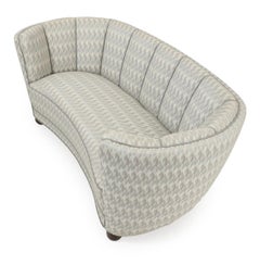 Dänische 1940er geschwungene Banane Form Sofa oder Sofa in Wolle
