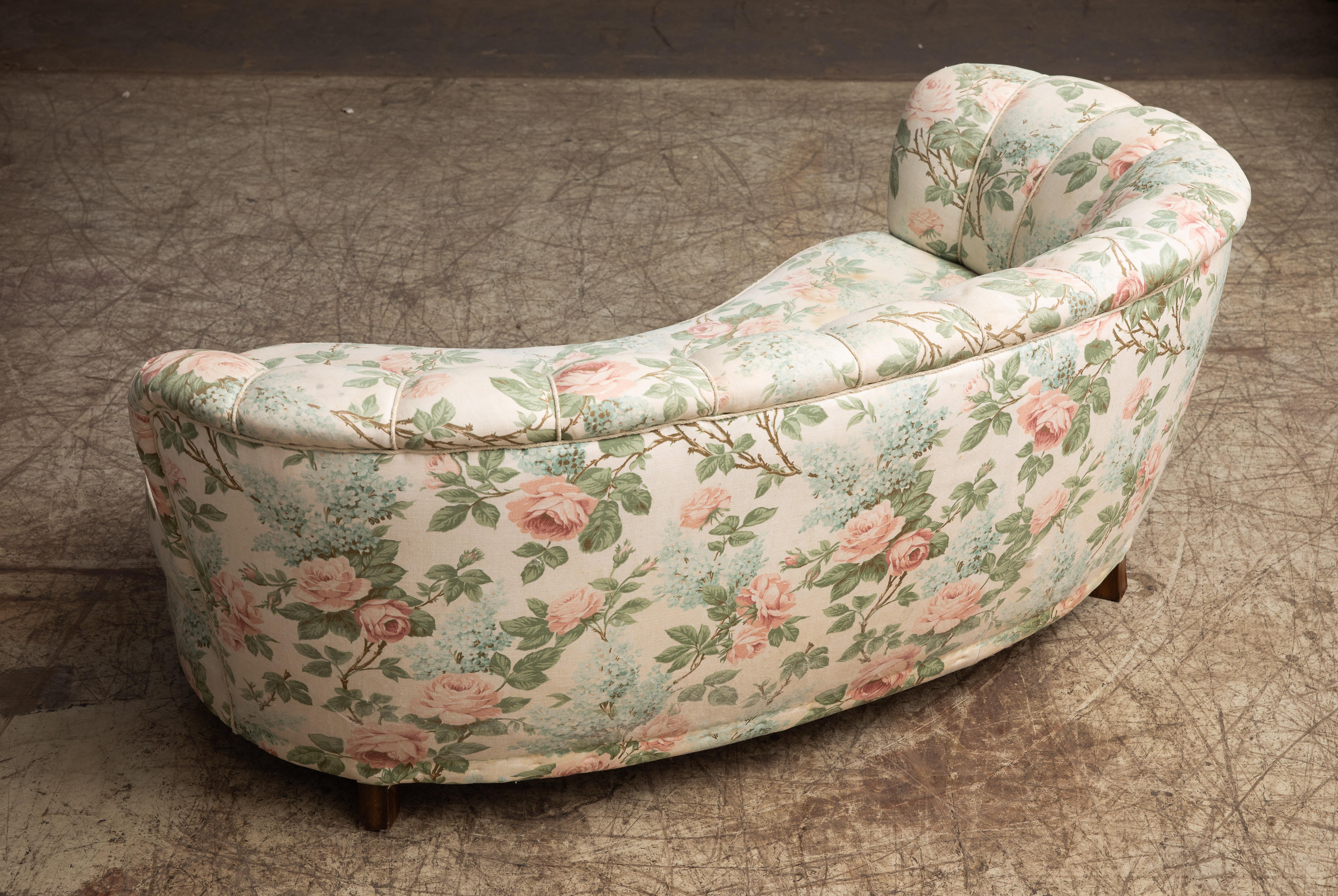 Mid-20th Century Danish 1940s Curved Banana Shape Loveseat and Chaise Lounge in Floral Fabric