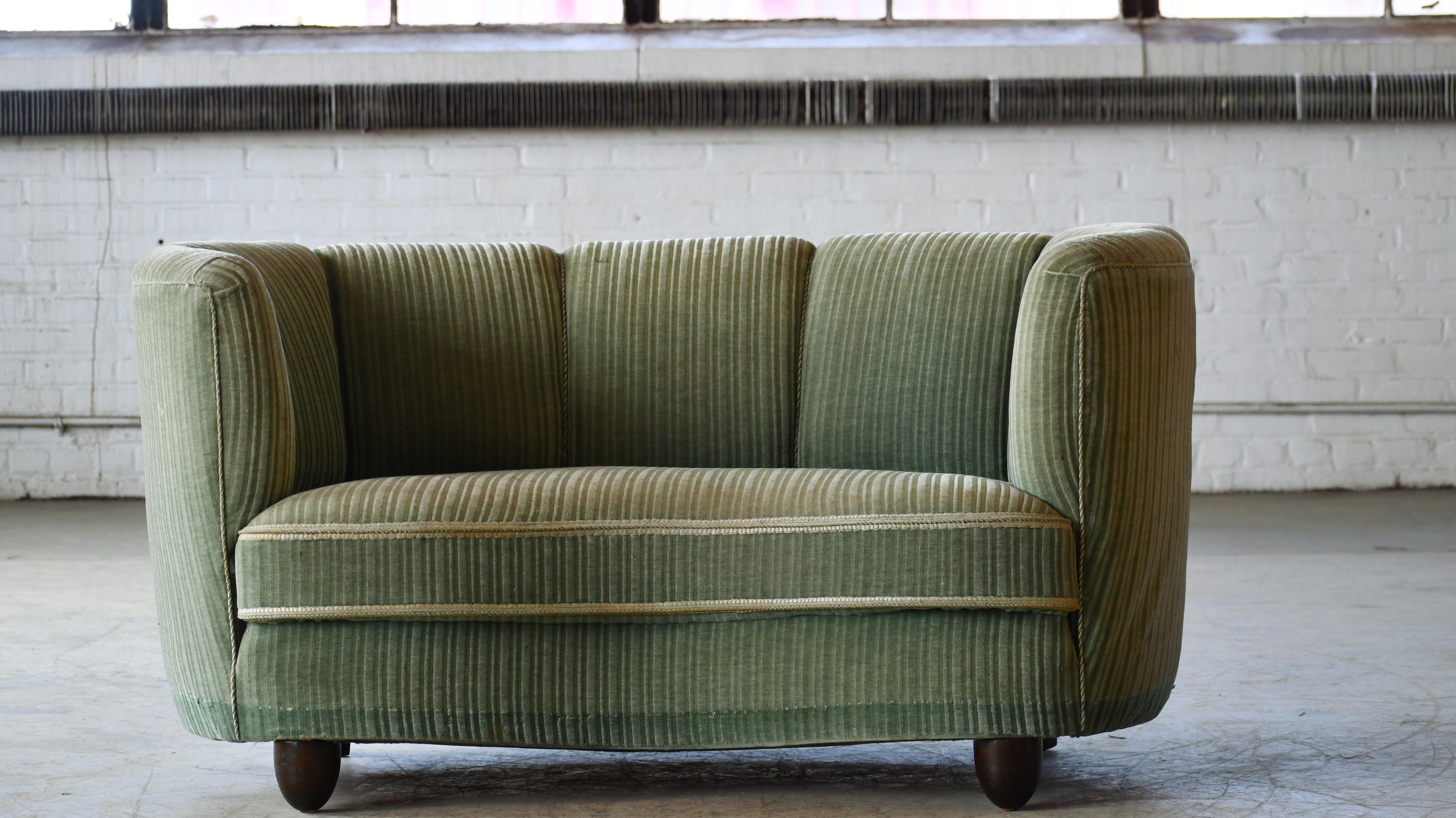 Loveseat danois des années 1940, courbé en mohair vert en forme de banane en vente 3