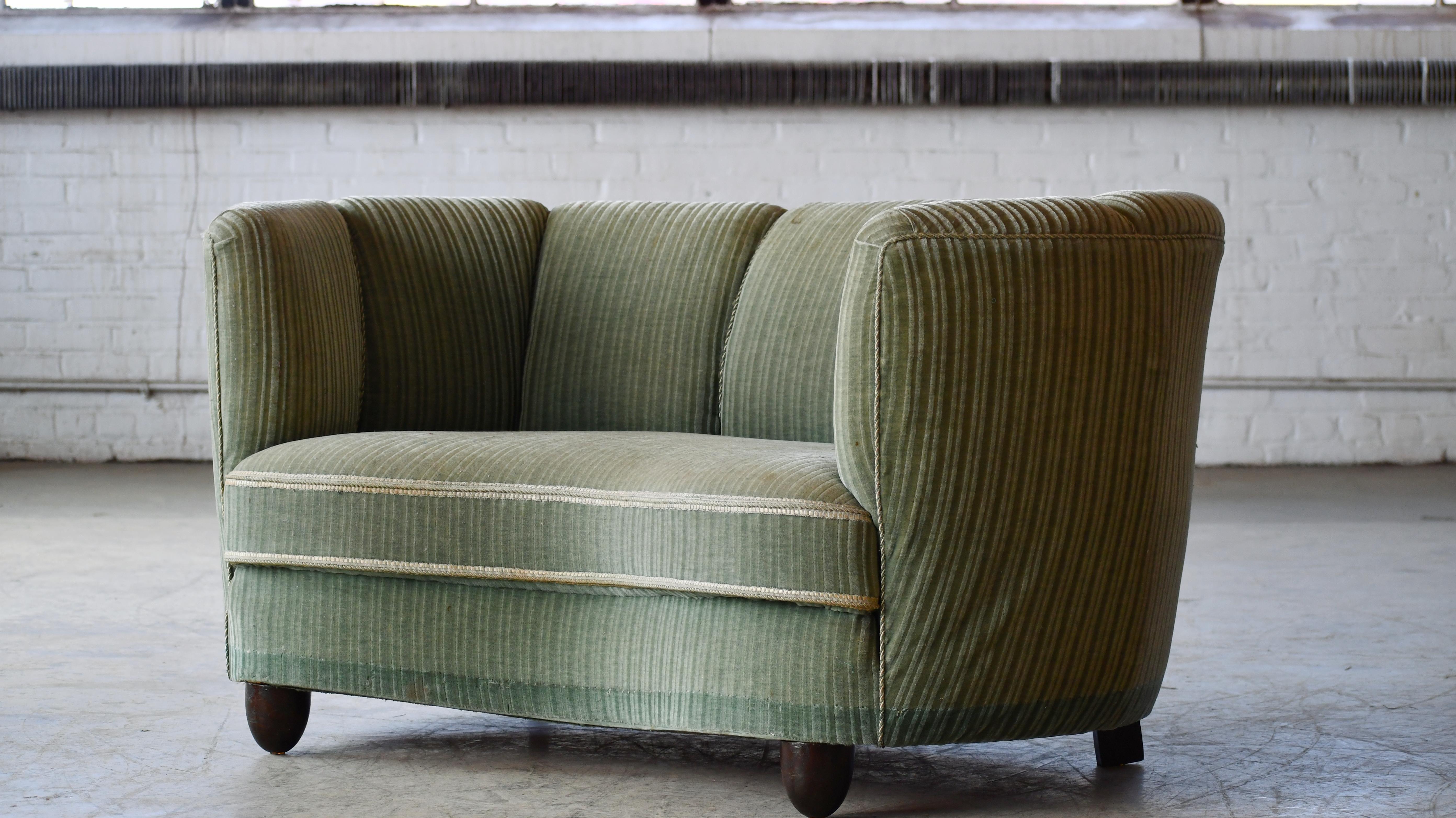 Mid-Century Modern Loveseat danois des années 1940, courbé en mohair vert en forme de banane en vente