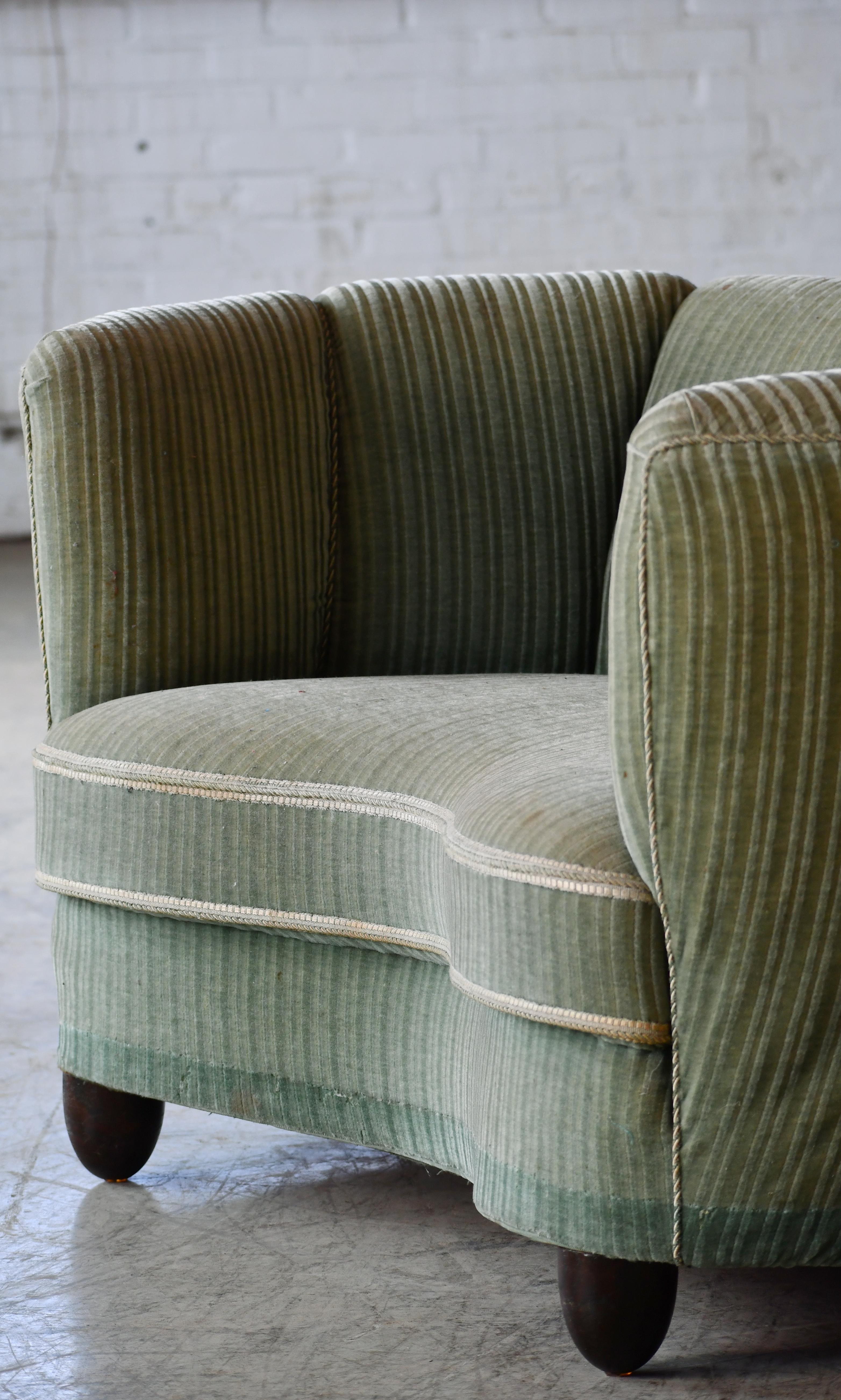Danois Loveseat danois des années 1940, courbé en mohair vert en forme de banane en vente