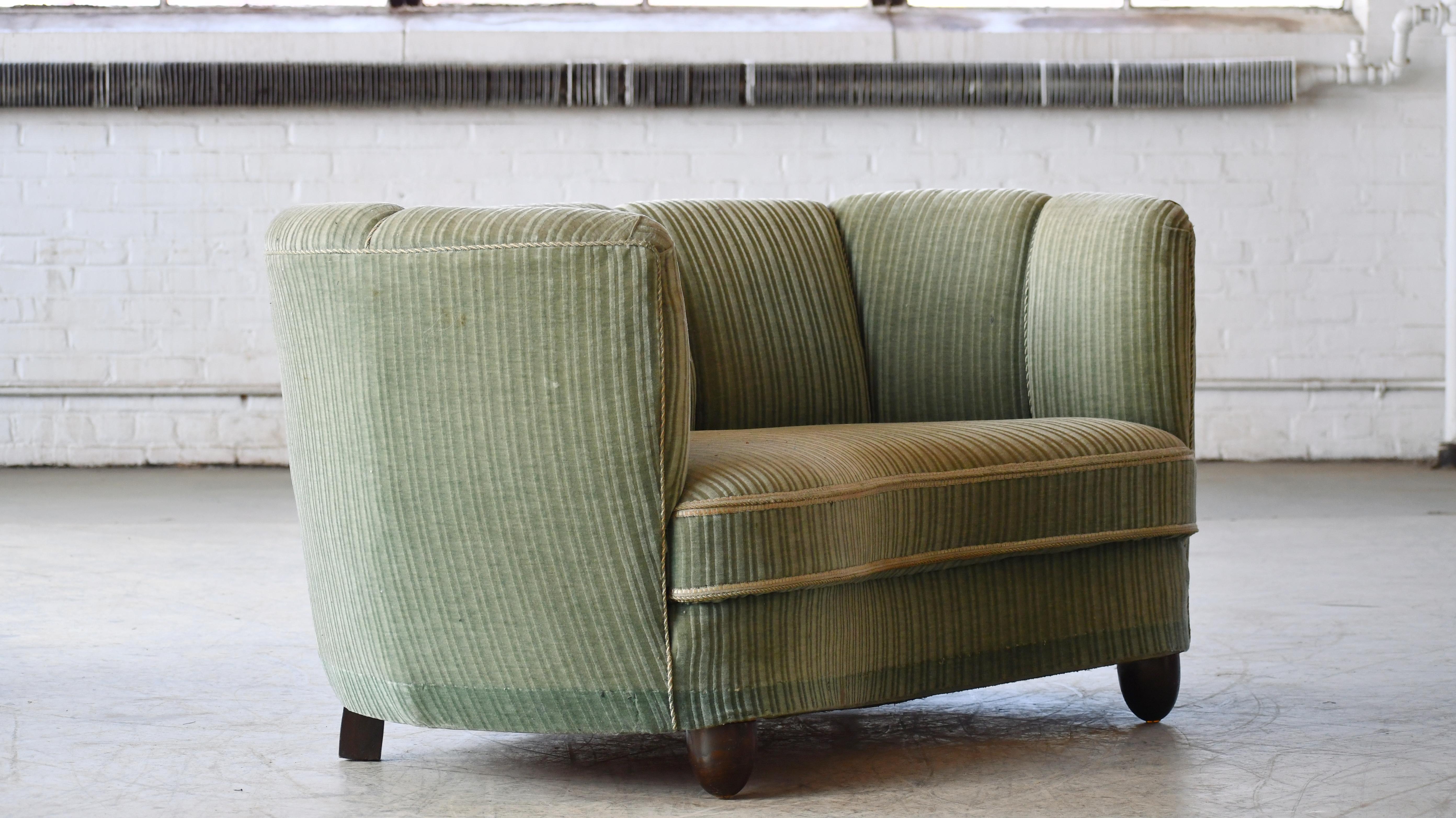 Loveseat danois des années 1940, courbé en mohair vert en forme de banane Bon état - En vente à Bridgeport, CT