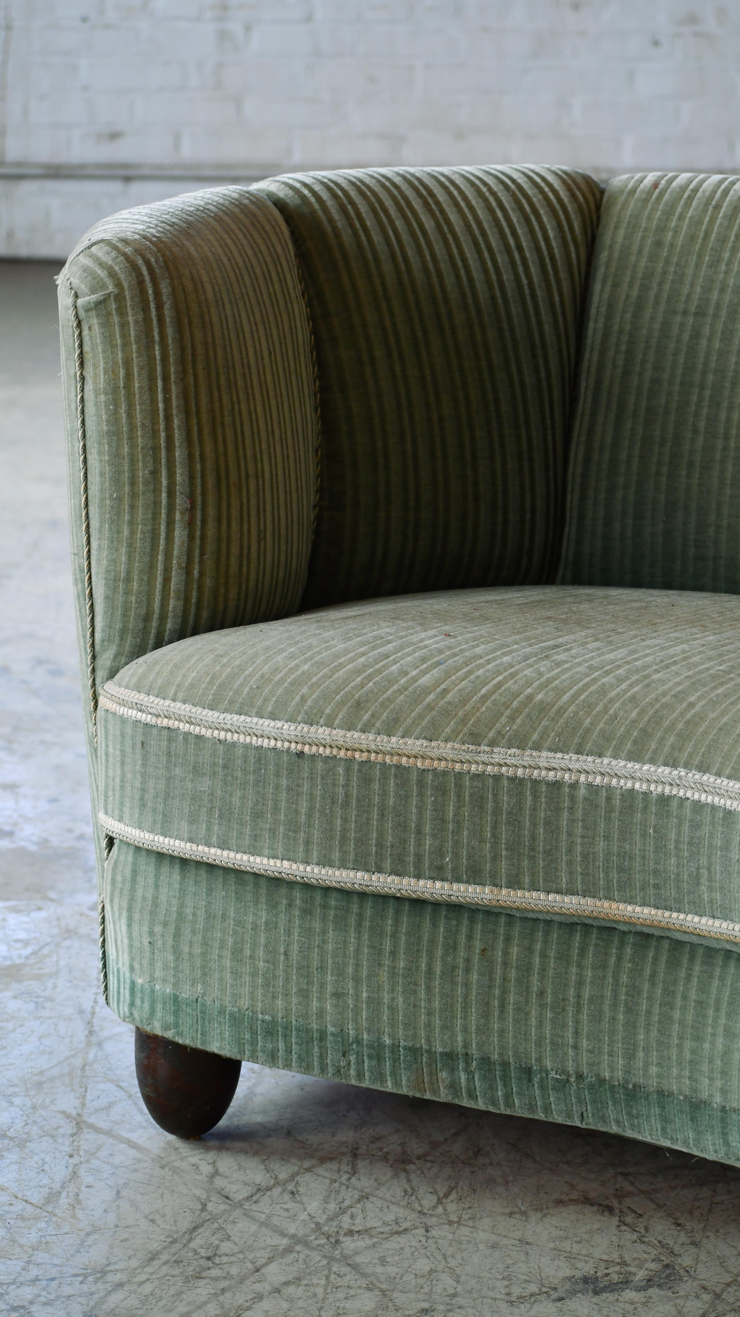 Milieu du XXe siècle Loveseat danois des années 1940, courbé en mohair vert en forme de banane en vente