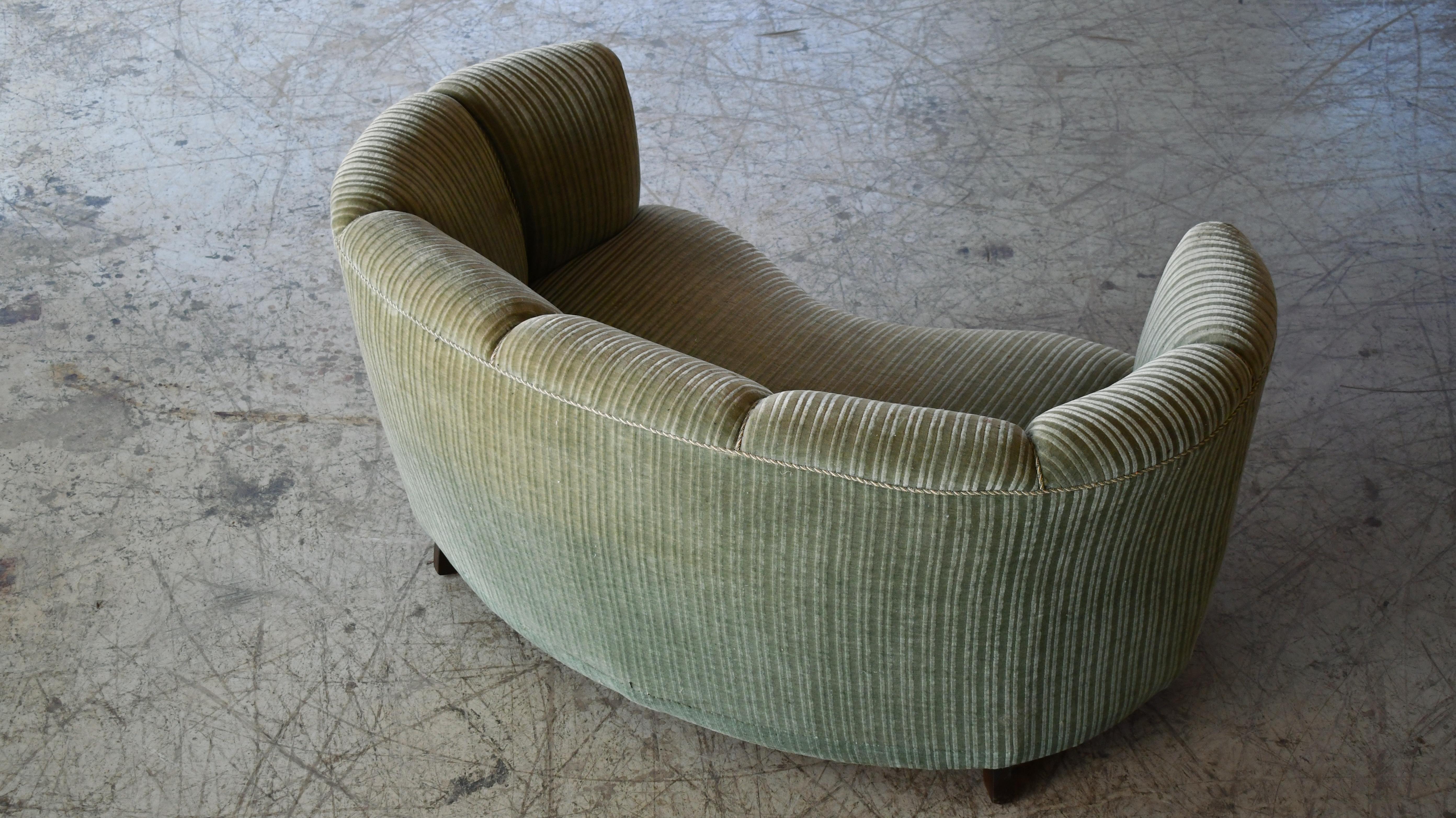 Mohair Loveseat danois des années 1940, courbé en mohair vert en forme de banane en vente