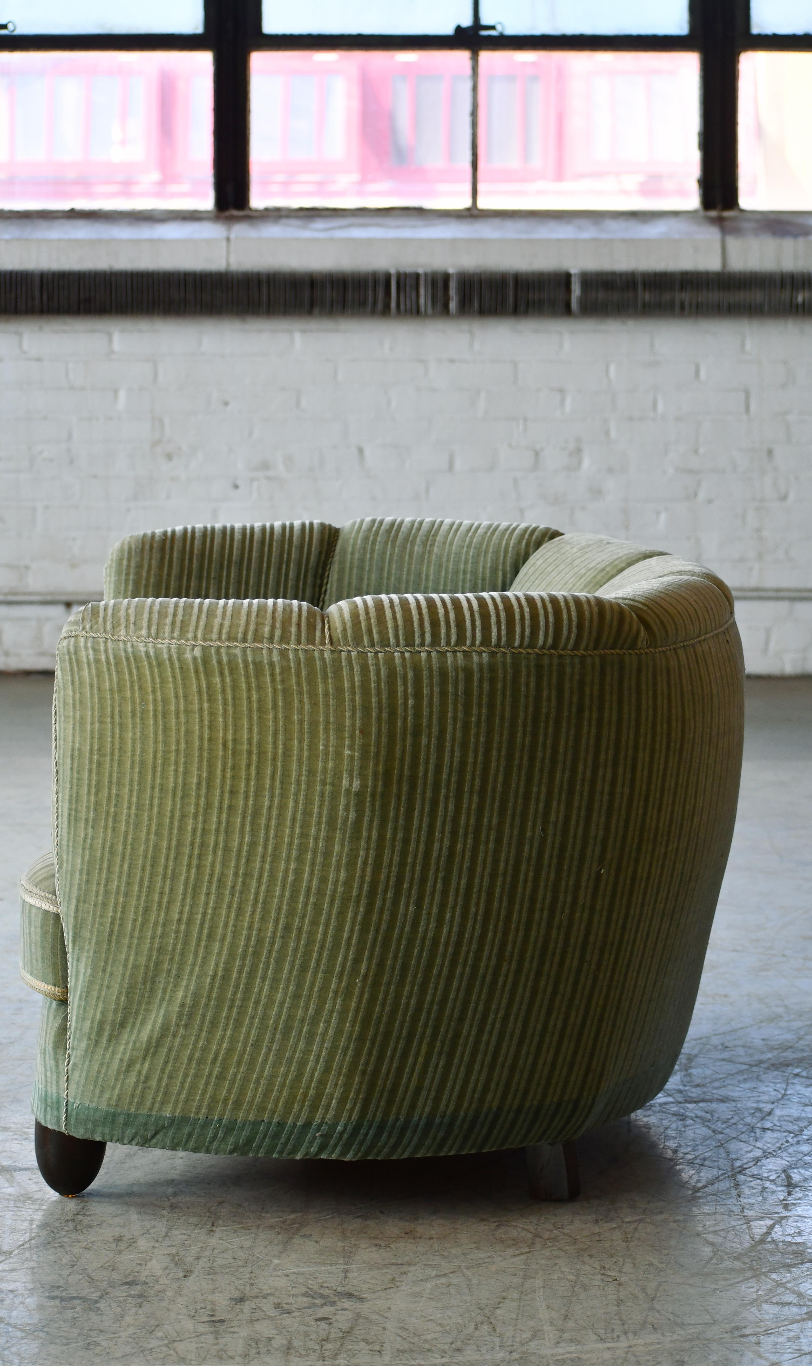 Loveseat danois des années 1940, courbé en mohair vert en forme de banane en vente 1