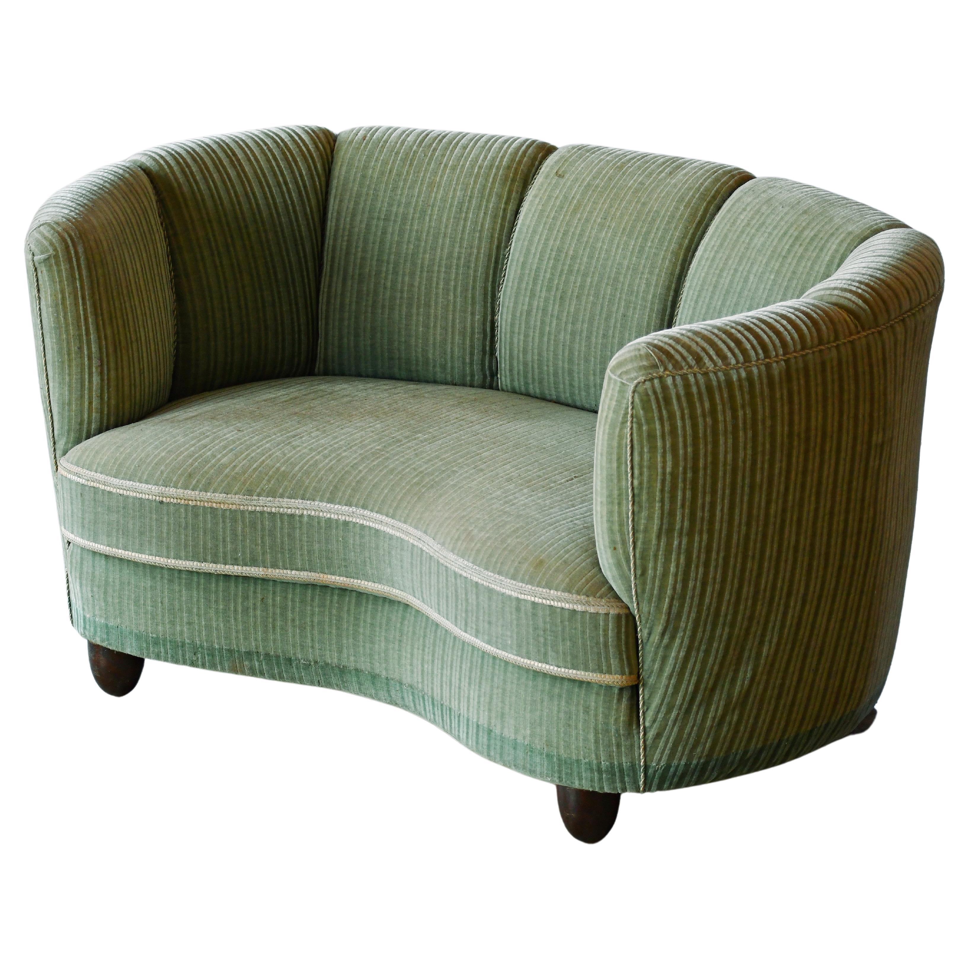Loveseat danois des années 1940, courbé en mohair vert en forme de banane