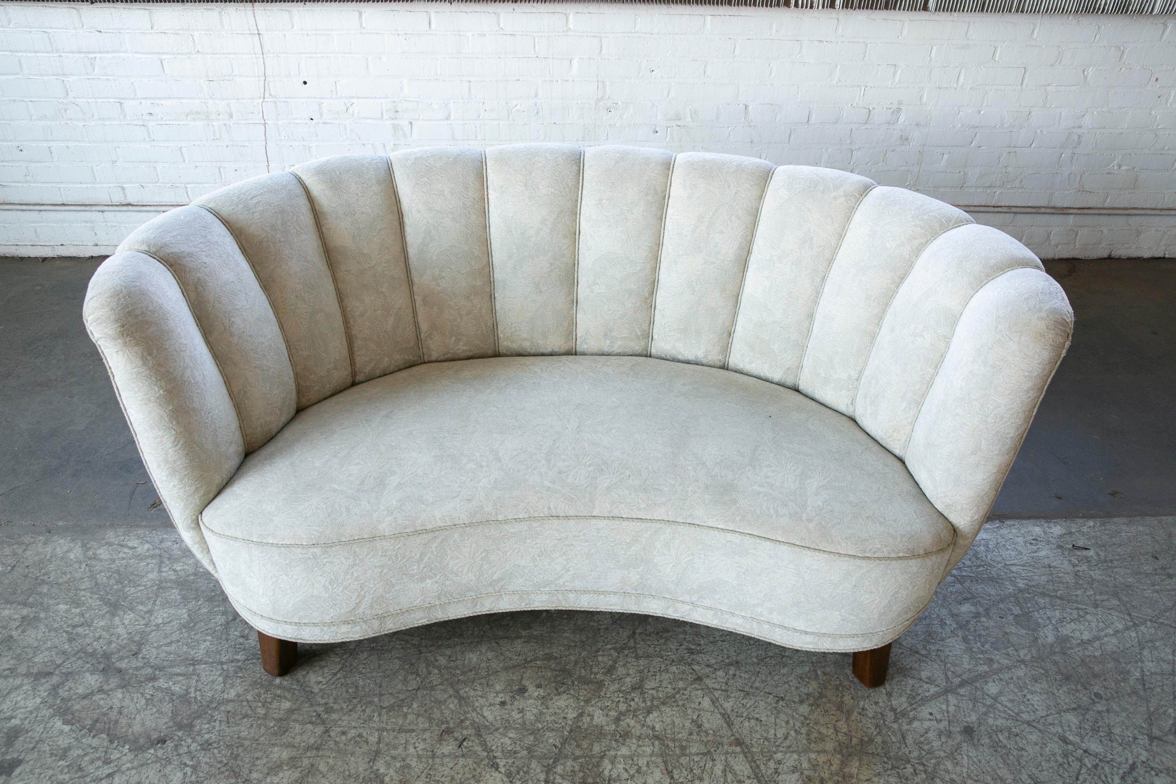 Danish 1940s Curved Banana Shape Loveseat in White Wool with Channel in Backrest In Good Condition For Sale In Bridgeport, CT