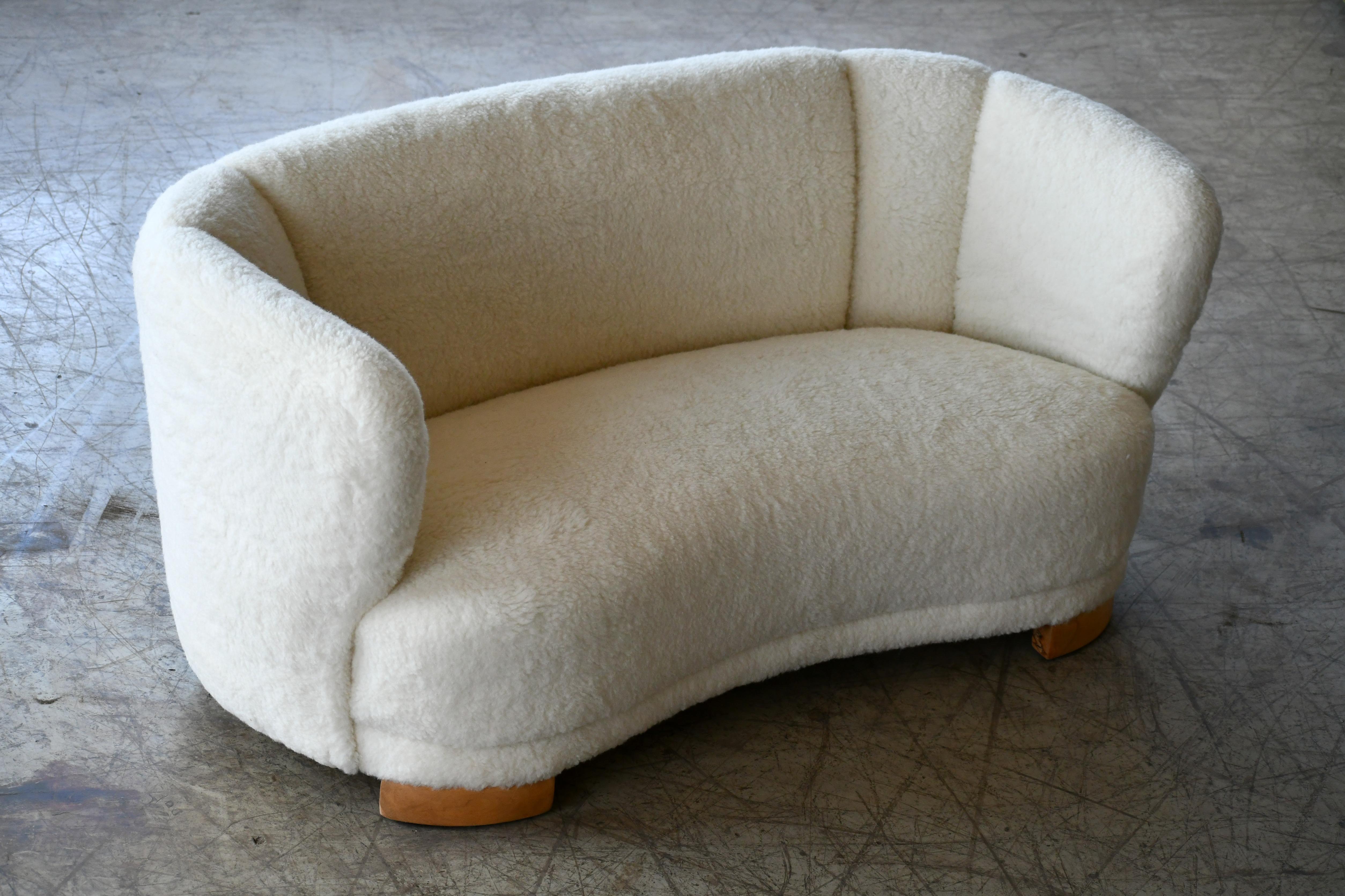 Danish 1940s Curved Banana Shape Sofa in Lambswool in the Style of Viggo Boesen In Excellent Condition In Bridgeport, CT