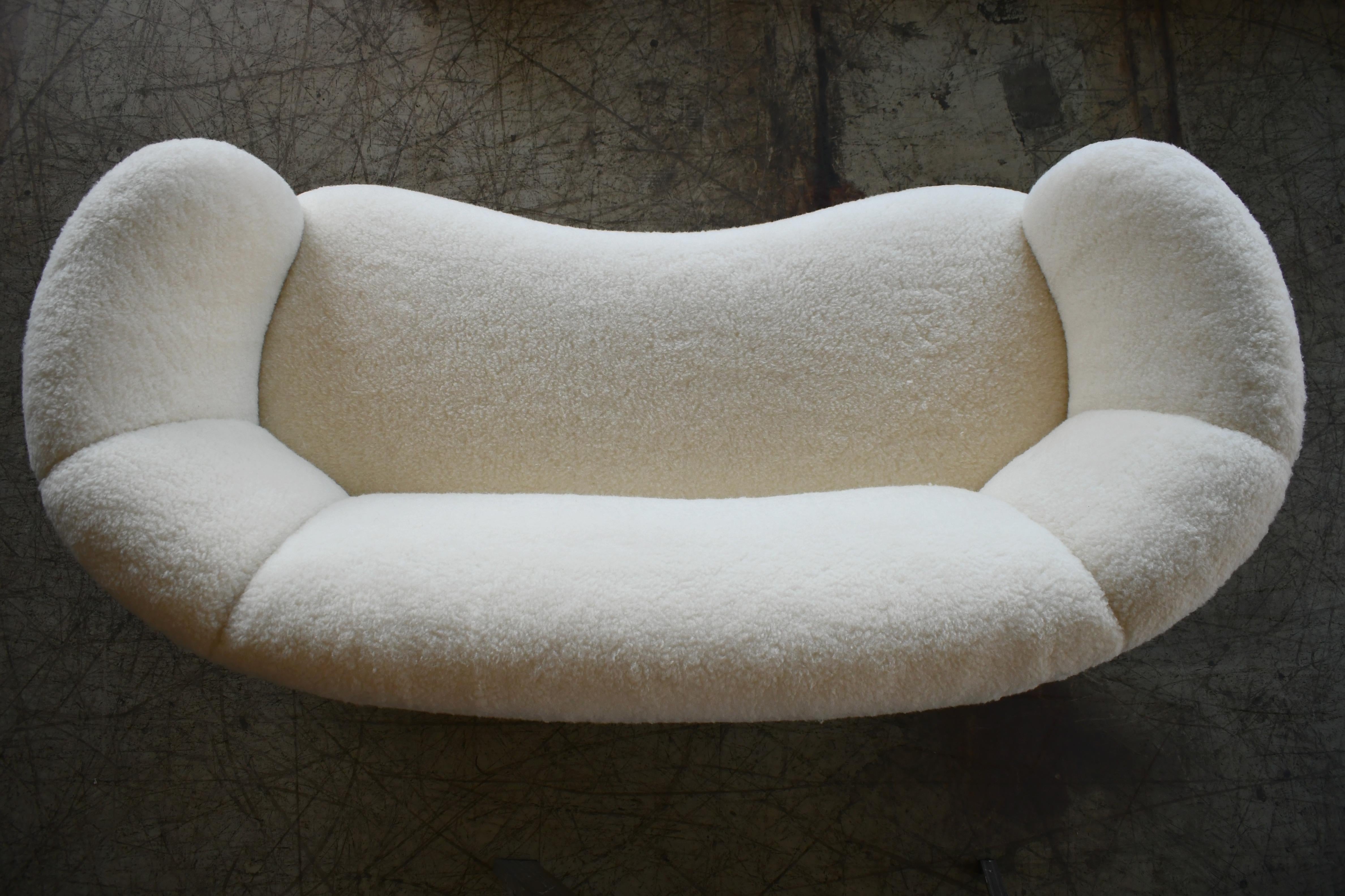 Mid-20th Century Danish 1940s Curved Banana Shape Sofa in Lambswool in the Style of Viggo Boesen