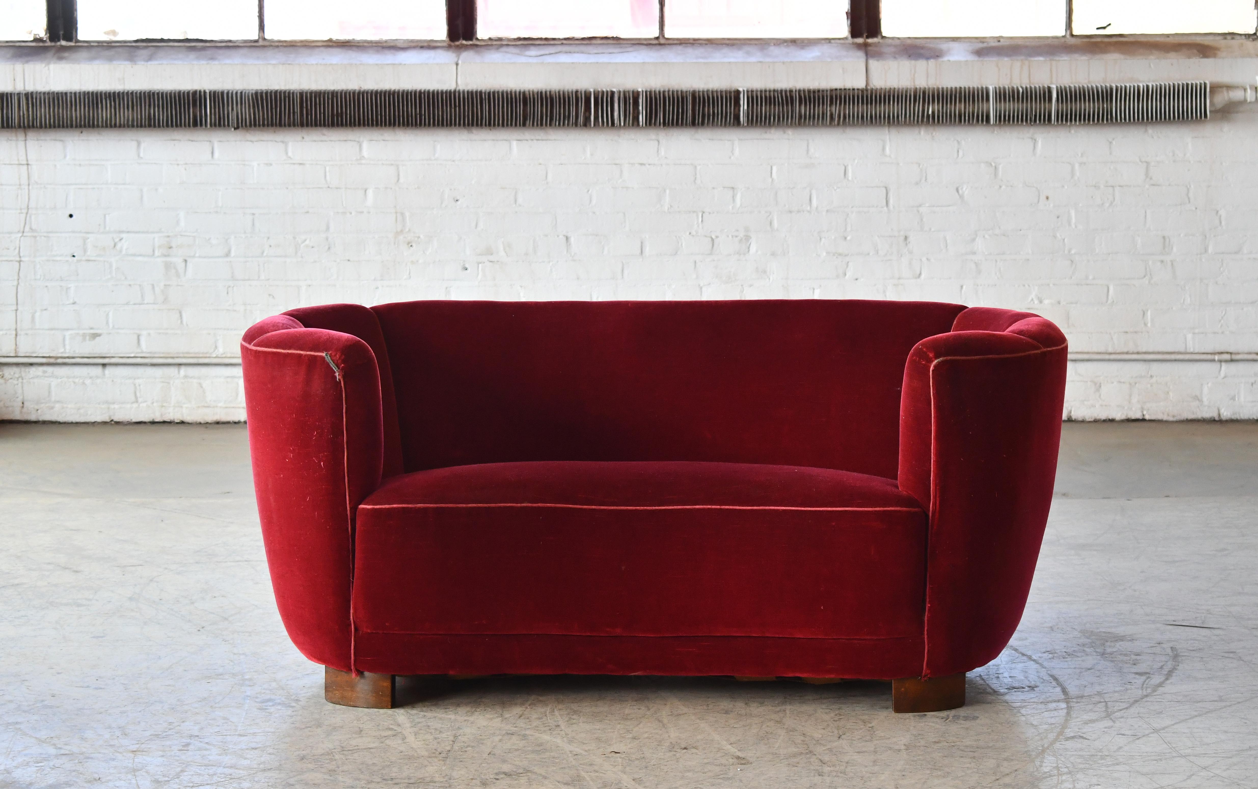 Dänische 1940's geschwungene Loveseat oder kleines Sofa in rot Mohair  im Angebot 3
