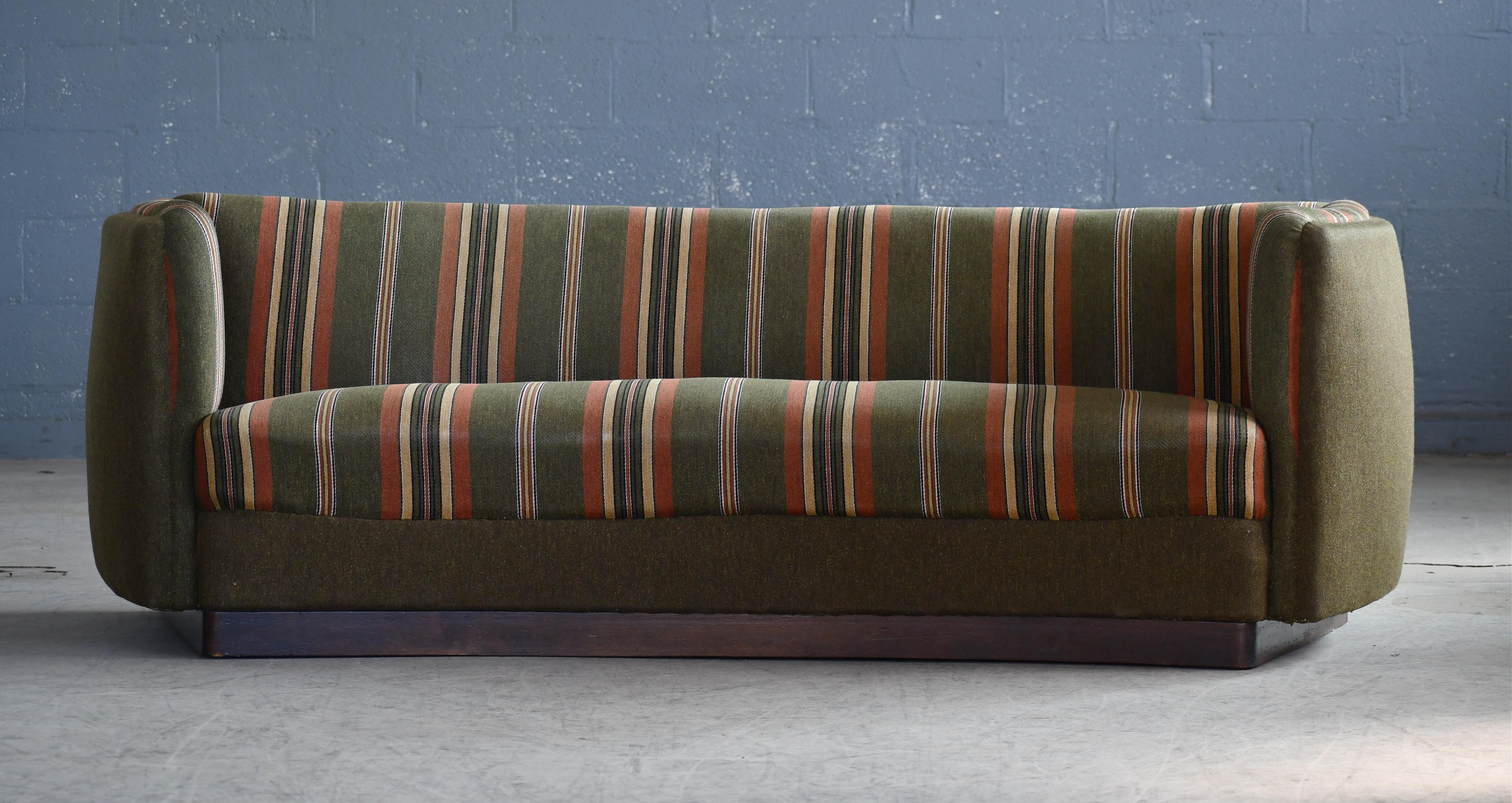 Mid-Century Modern Danish 1940s Curved Shape Sofa Model 1668 by Ole Wanscher for Fritz Hansen For Sale