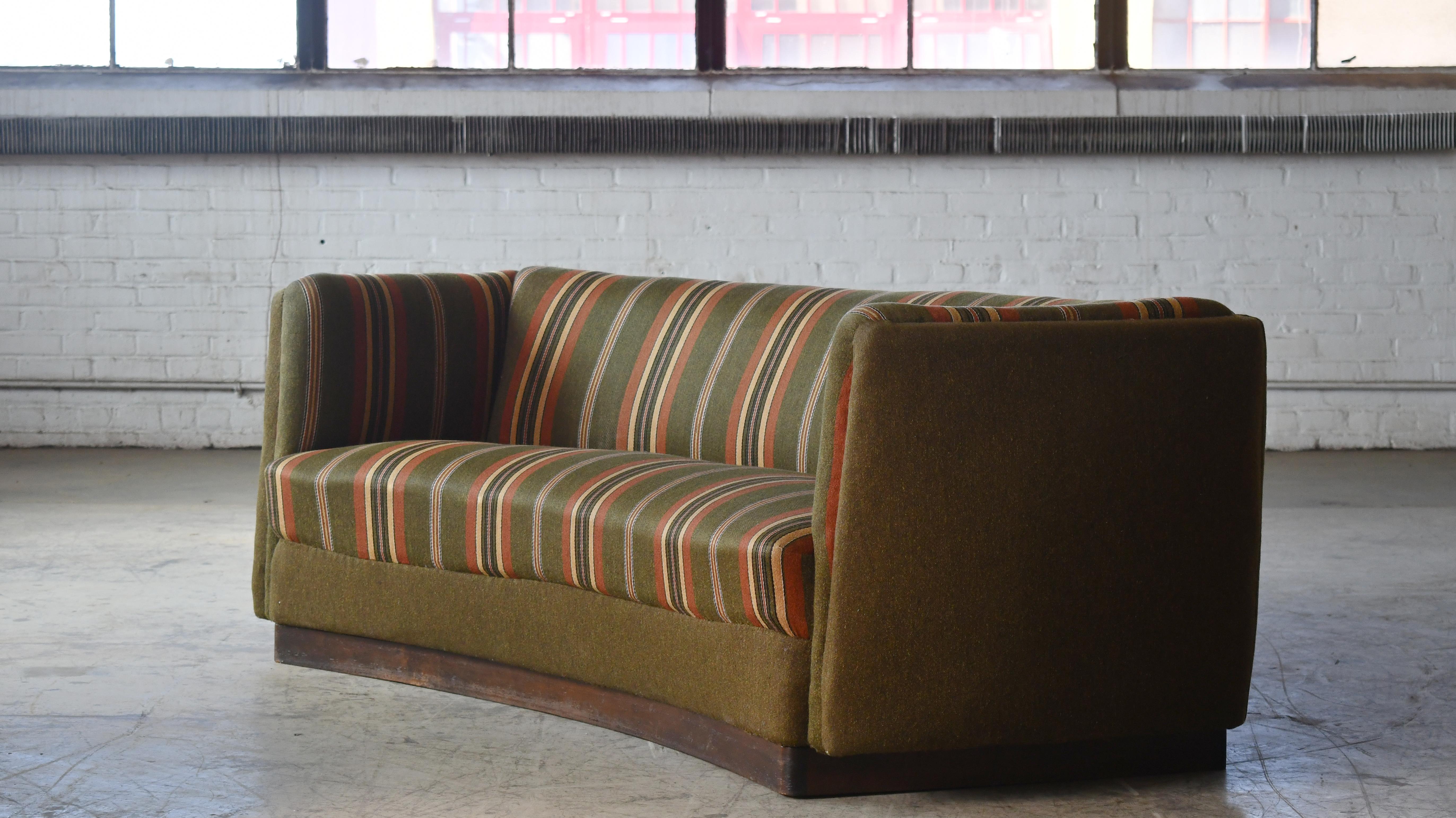 Danish 1940s Curved Shape Sofa Model 1668 by Ole Wanscher for Fritz Hansen In Good Condition For Sale In Bridgeport, CT