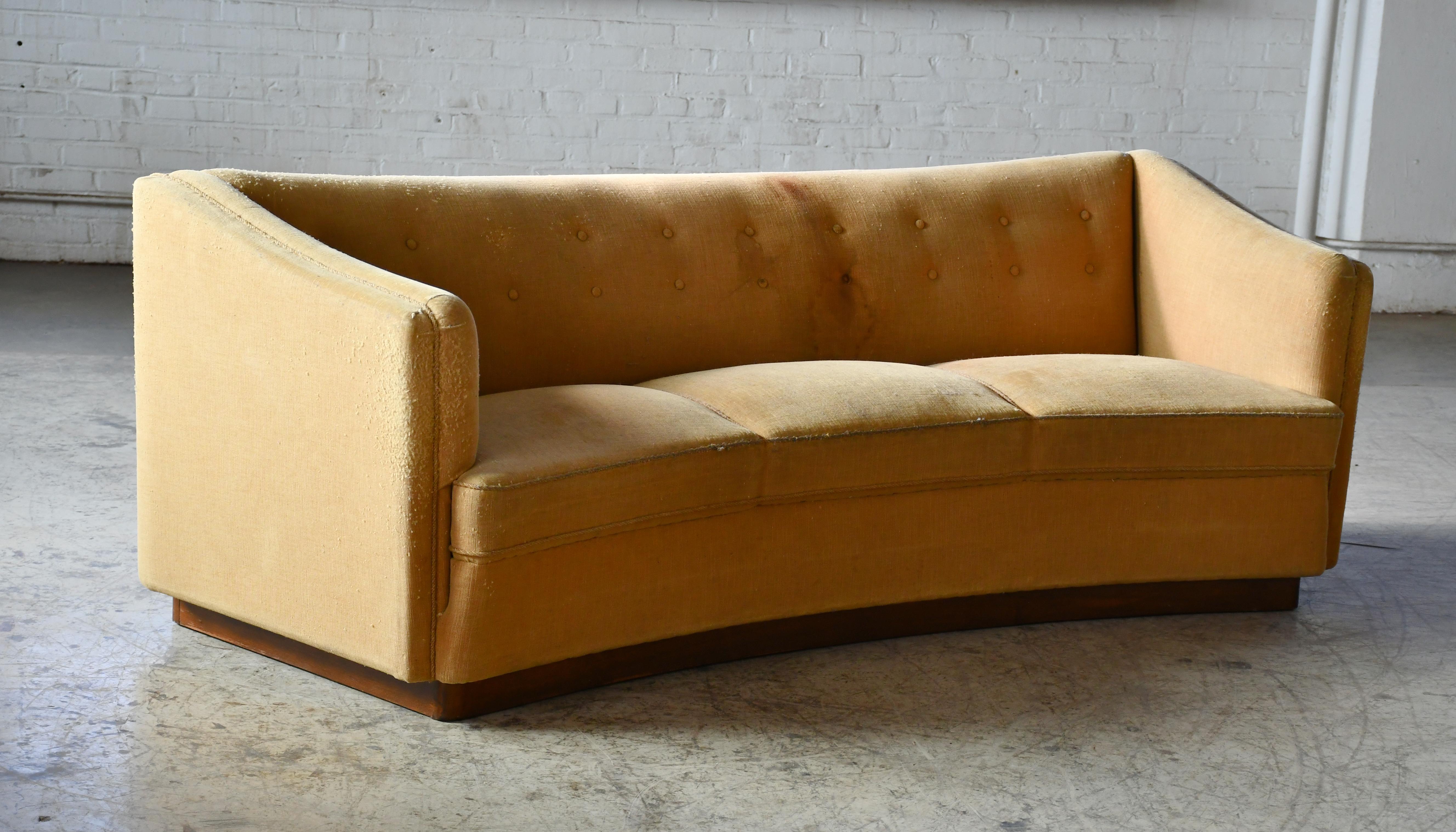 Danish 1940s Curved Shape Sofa Model 1668 by Ole Wanscher for Fritz Hansen In Good Condition In Bridgeport, CT