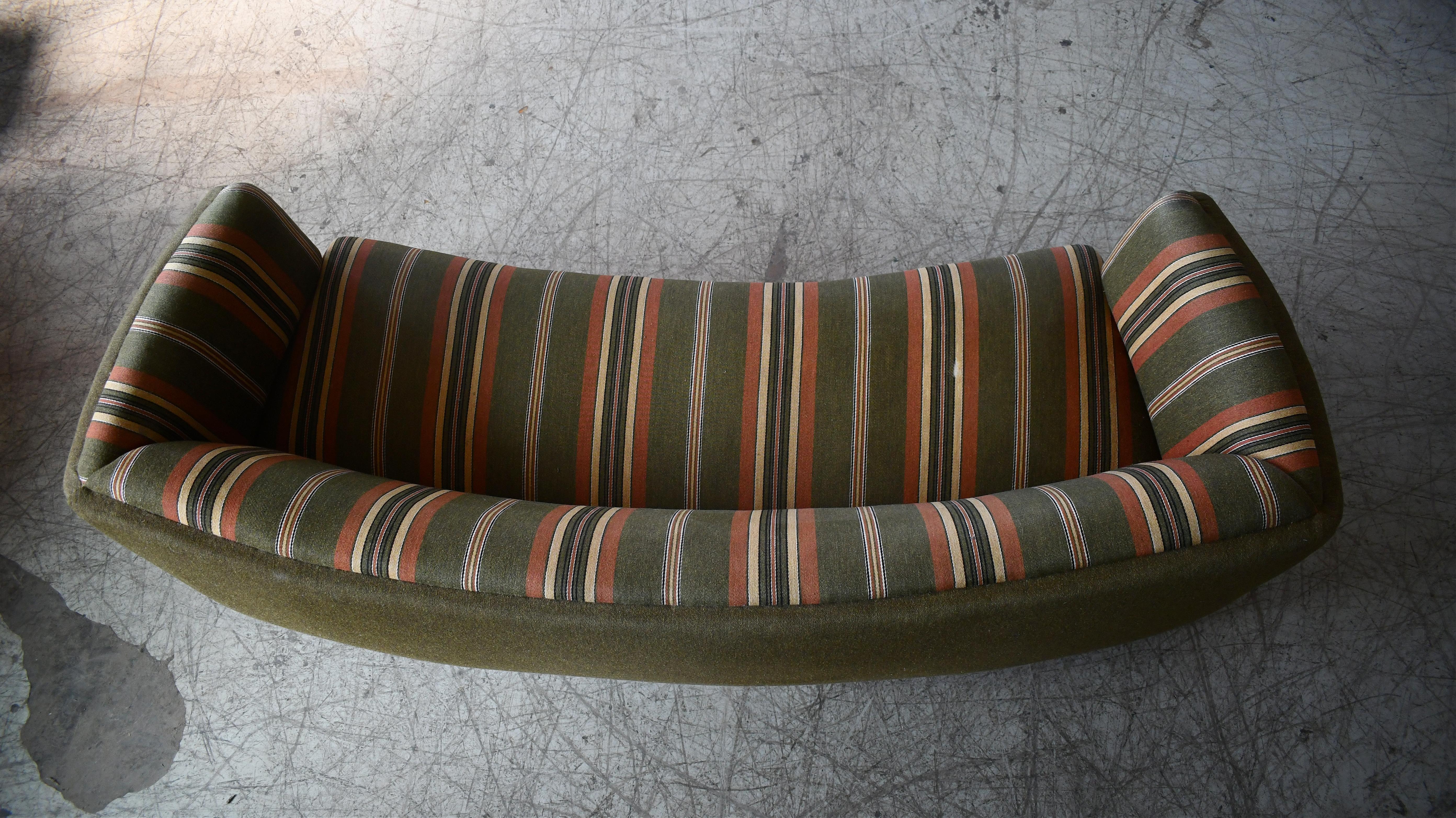 Danish 1940s Curved Shape Sofa Model 1668 by Ole Wanscher for Fritz Hansen For Sale 1