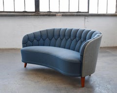 Sofá pequeño curvo danés de 1940