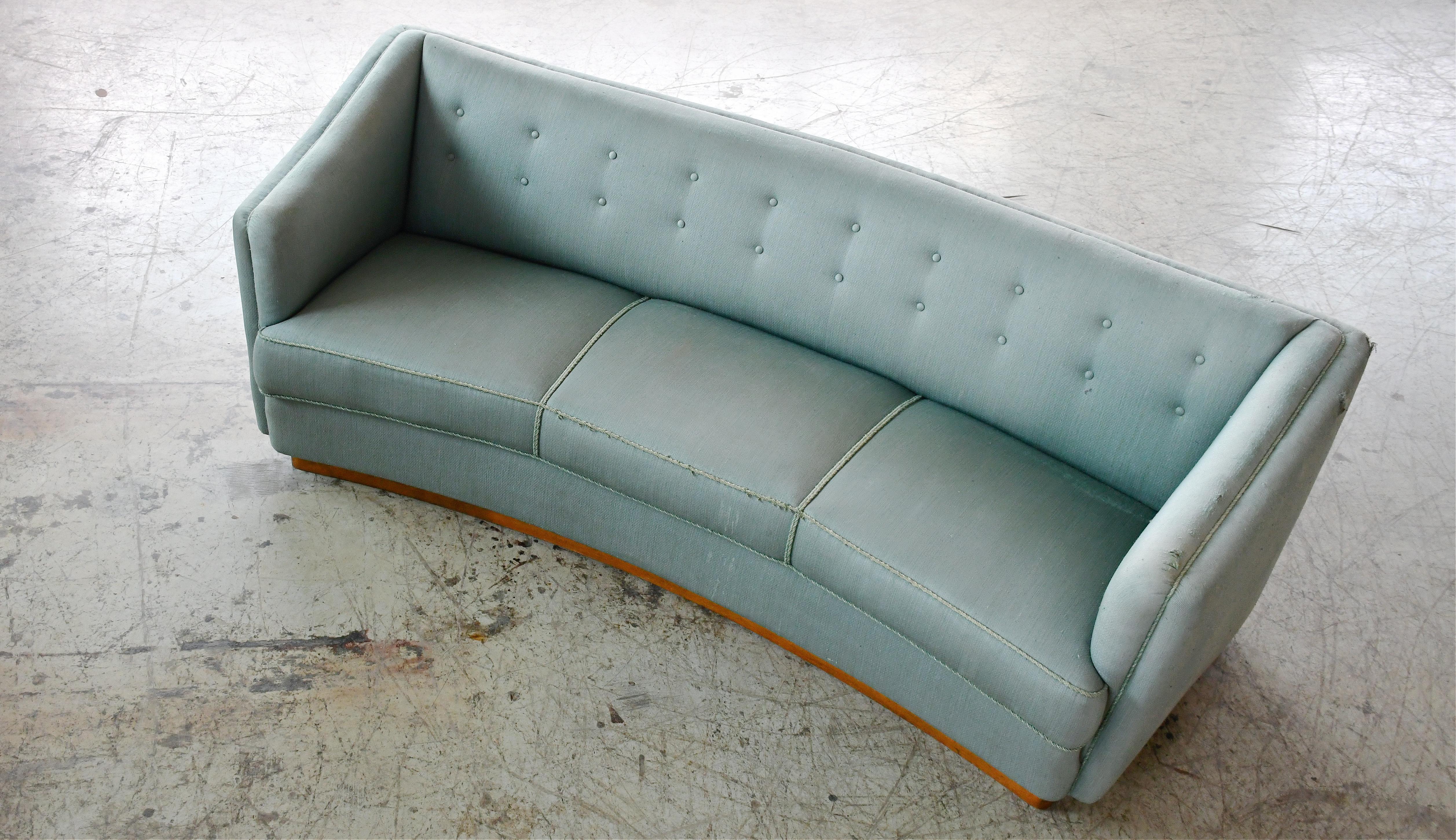 Danish 1940s Curved Sofa Model 1668 by Ole Wanscher for Fritz Hansen In Good Condition For Sale In Bridgeport, CT