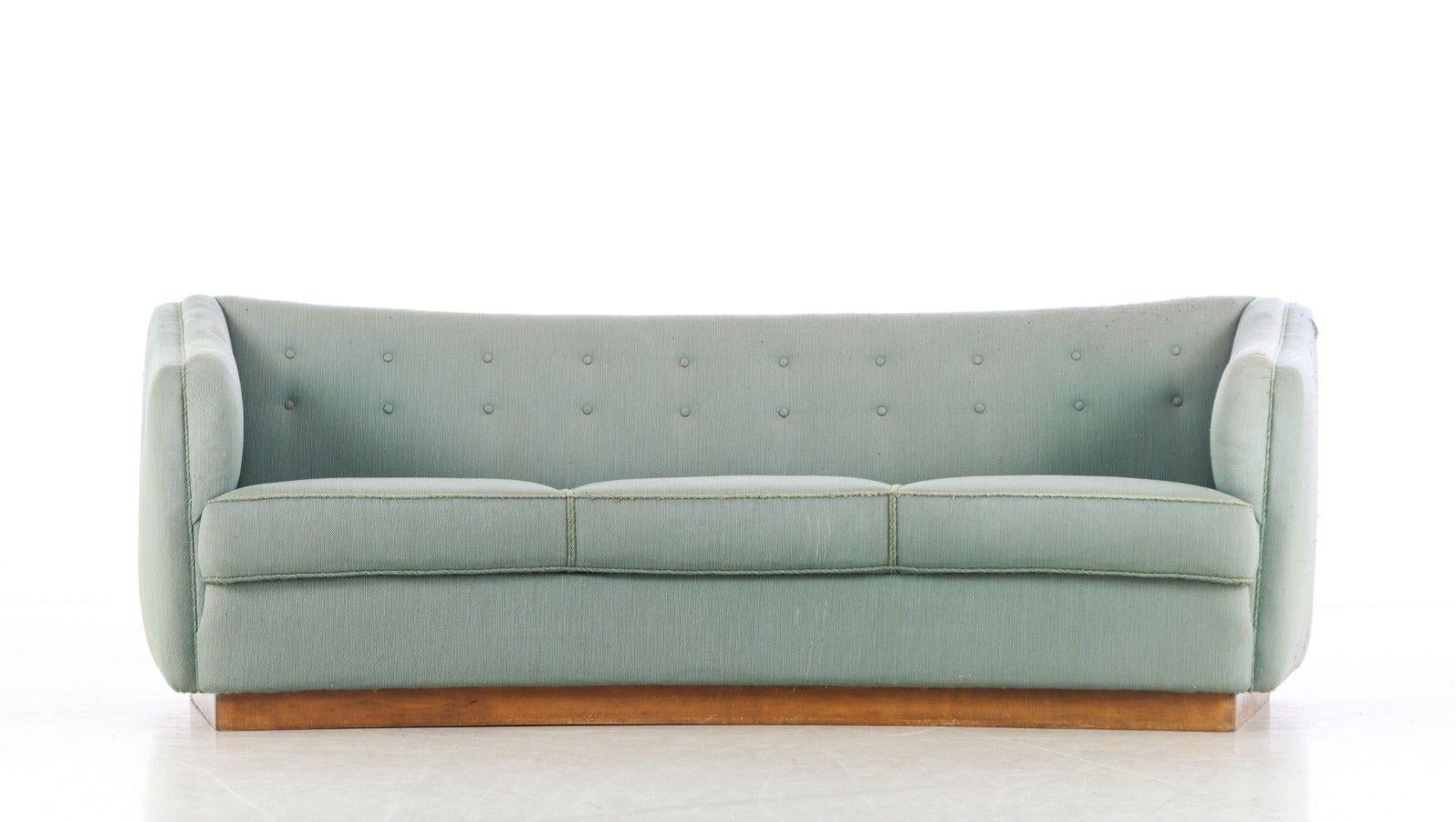 Danish 1940s Curved Sofa Model 1668 by Ole Wanscher for Fritz Hansen For Sale 1