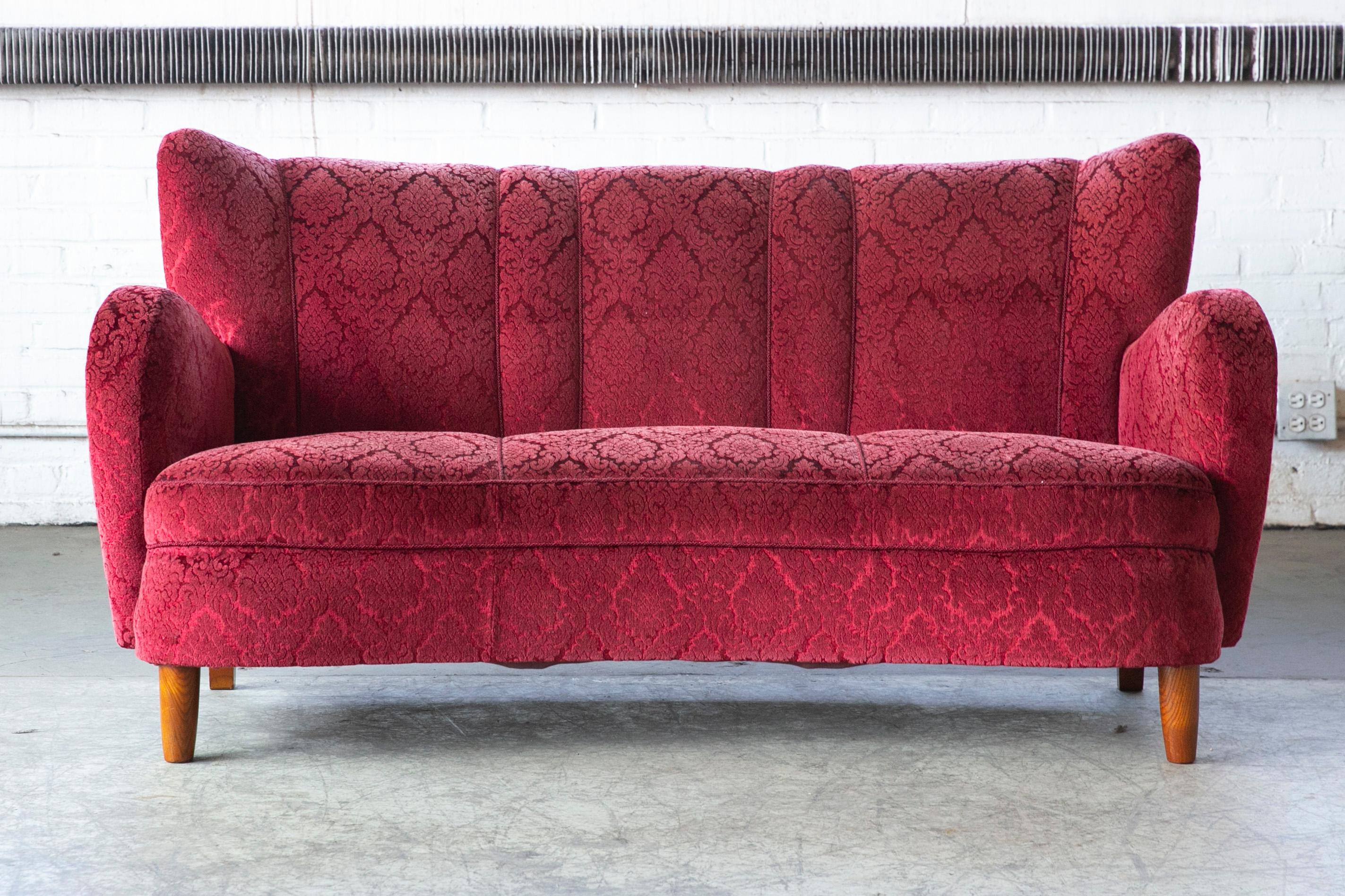 Dänisches geschwungenes Sofa oder Loveseat aus rotem Mohair aus den 1940er Jahren (Moderne der Mitte des Jahrhunderts) im Angebot