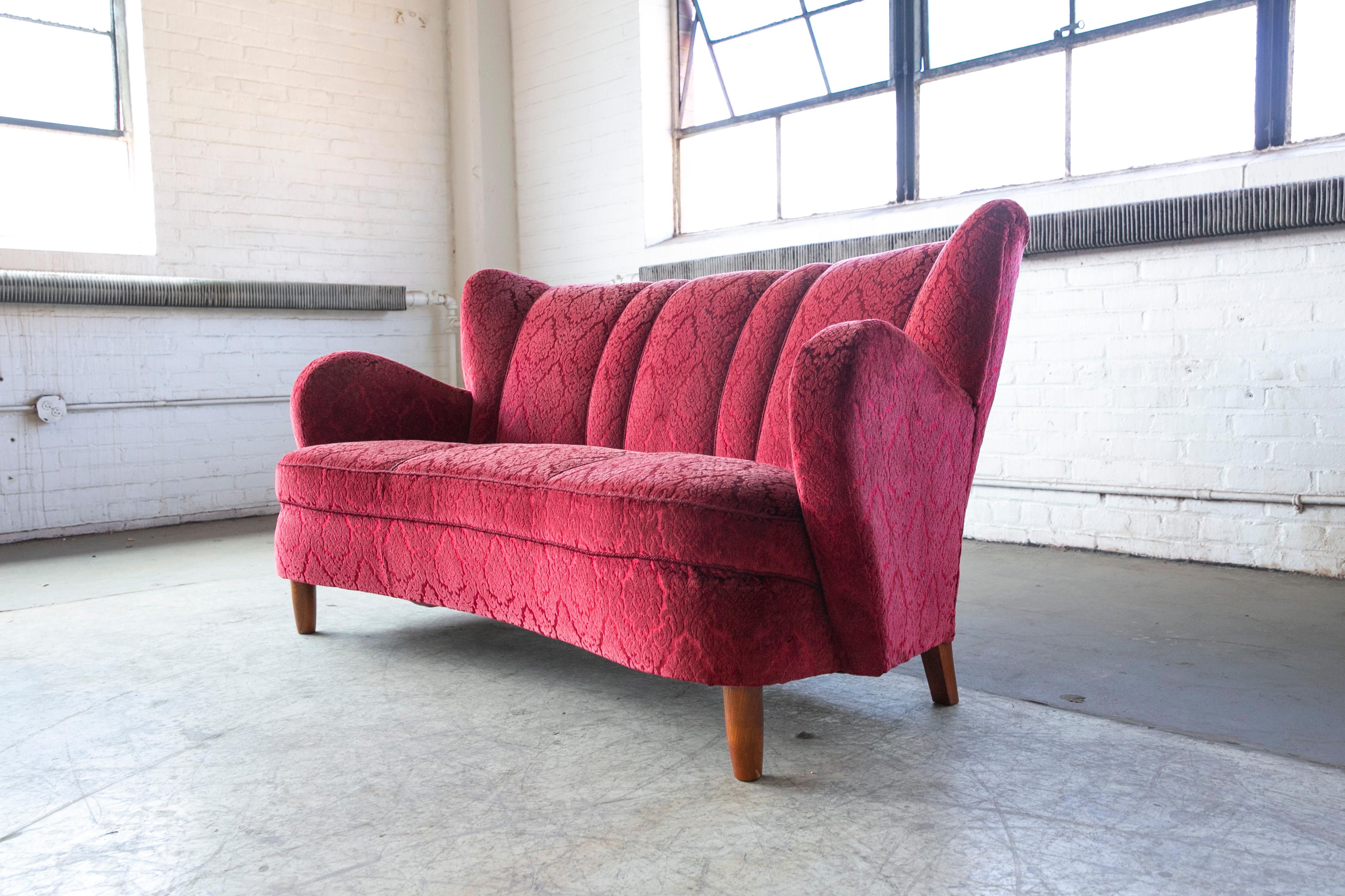 Dänisches geschwungenes Sofa oder Loveseat aus rotem Mohair aus den 1940er Jahren im Zustand „Gut“ im Angebot in Bridgeport, CT