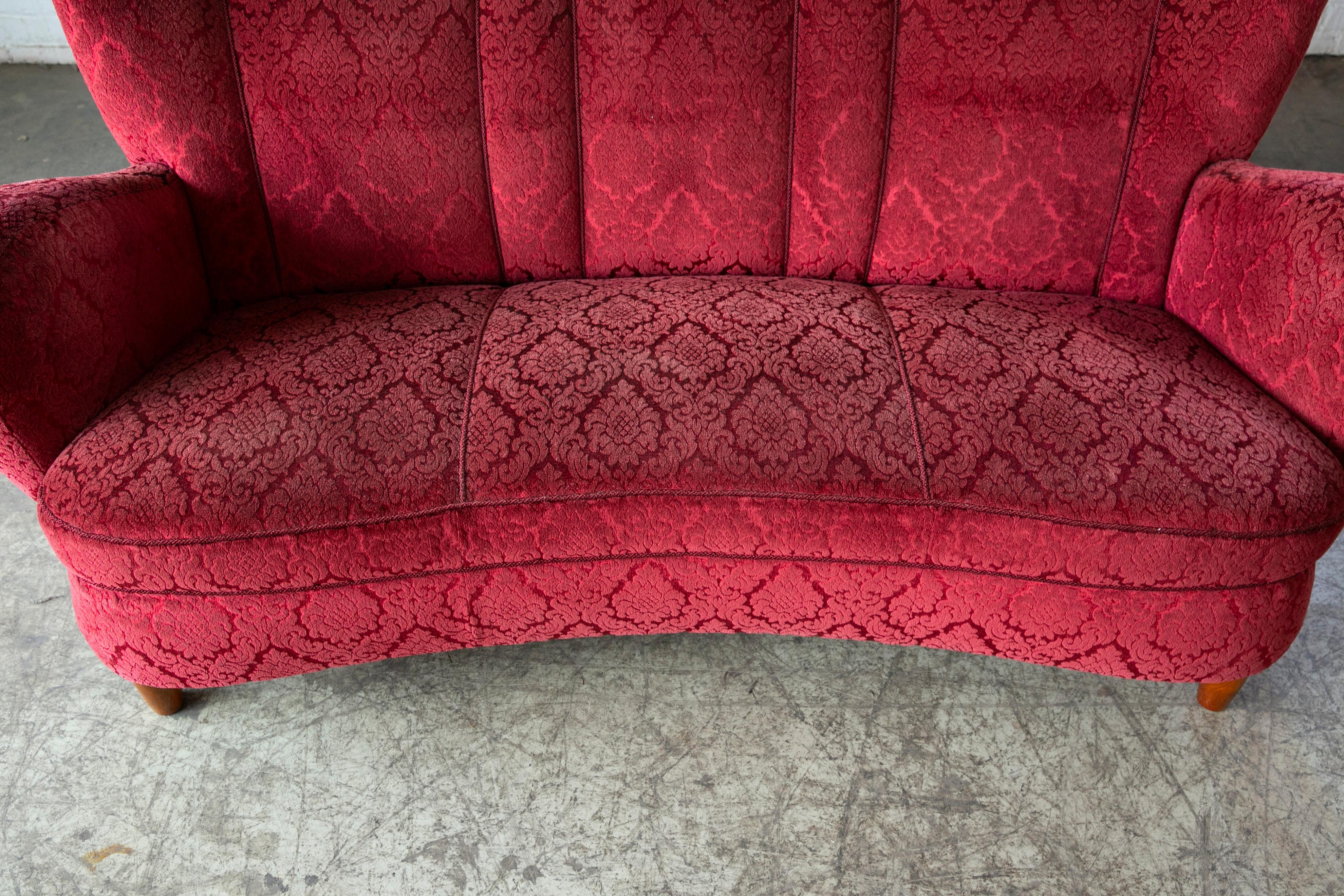 Dänisches geschwungenes Sofa oder Loveseat aus rotem Mohair aus den 1940er Jahren (Mitte des 20. Jahrhunderts) im Angebot