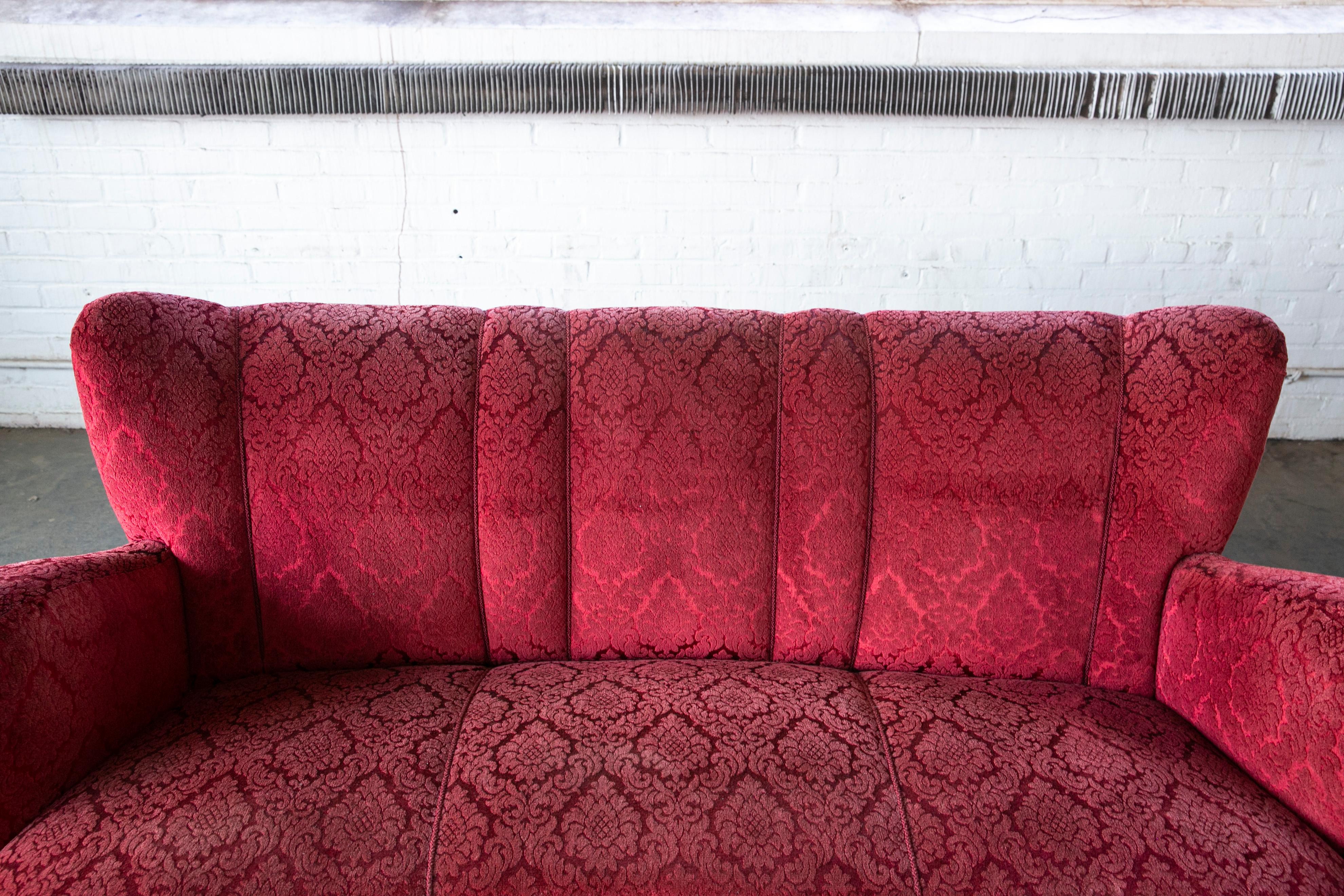 Dänisches geschwungenes Sofa oder Loveseat aus rotem Mohair aus den 1940er Jahren (Mohairwolle) im Angebot