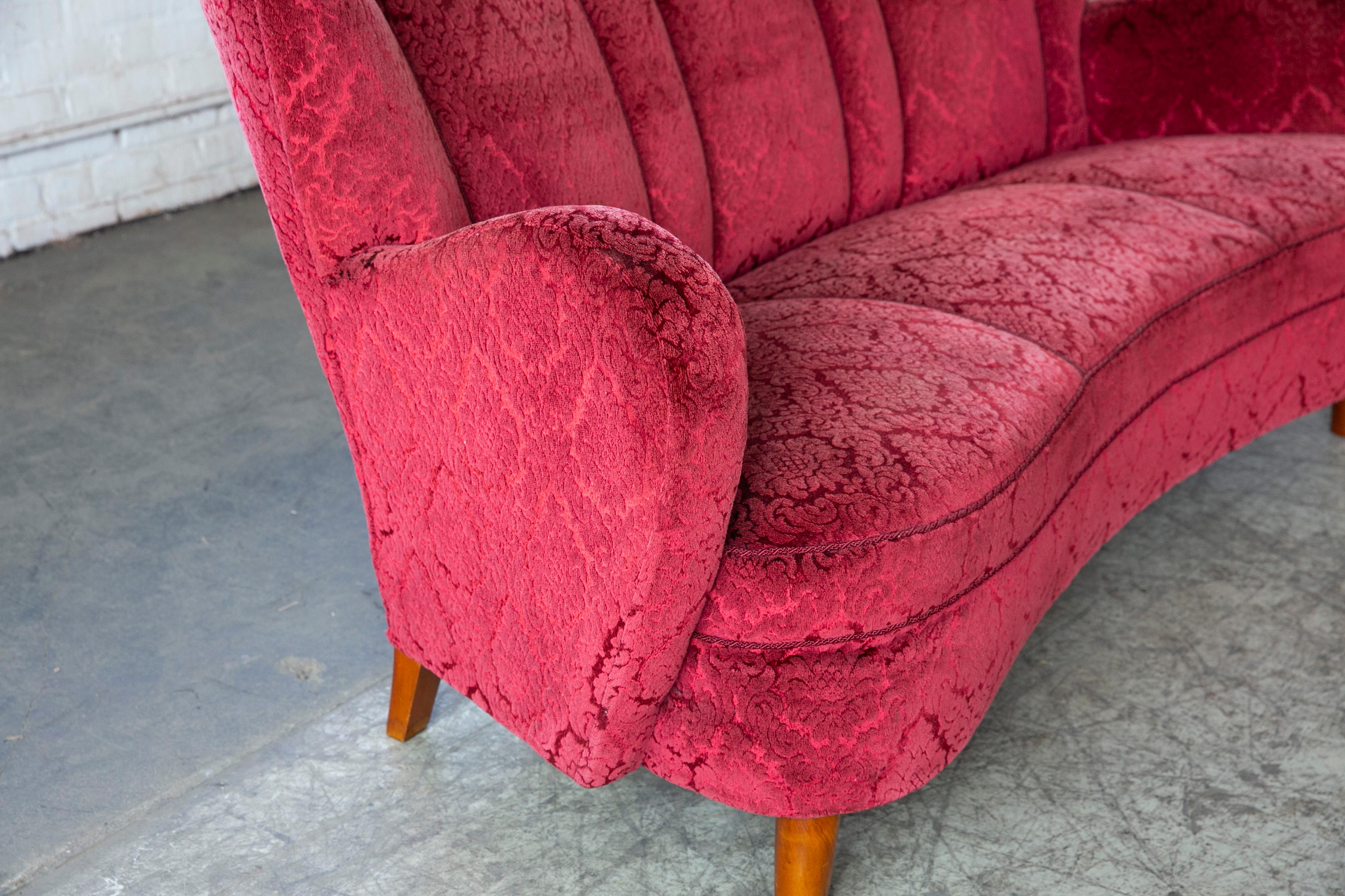 Dänisches geschwungenes Sofa oder Loveseat aus rotem Mohair aus den 1940er Jahren im Angebot 1