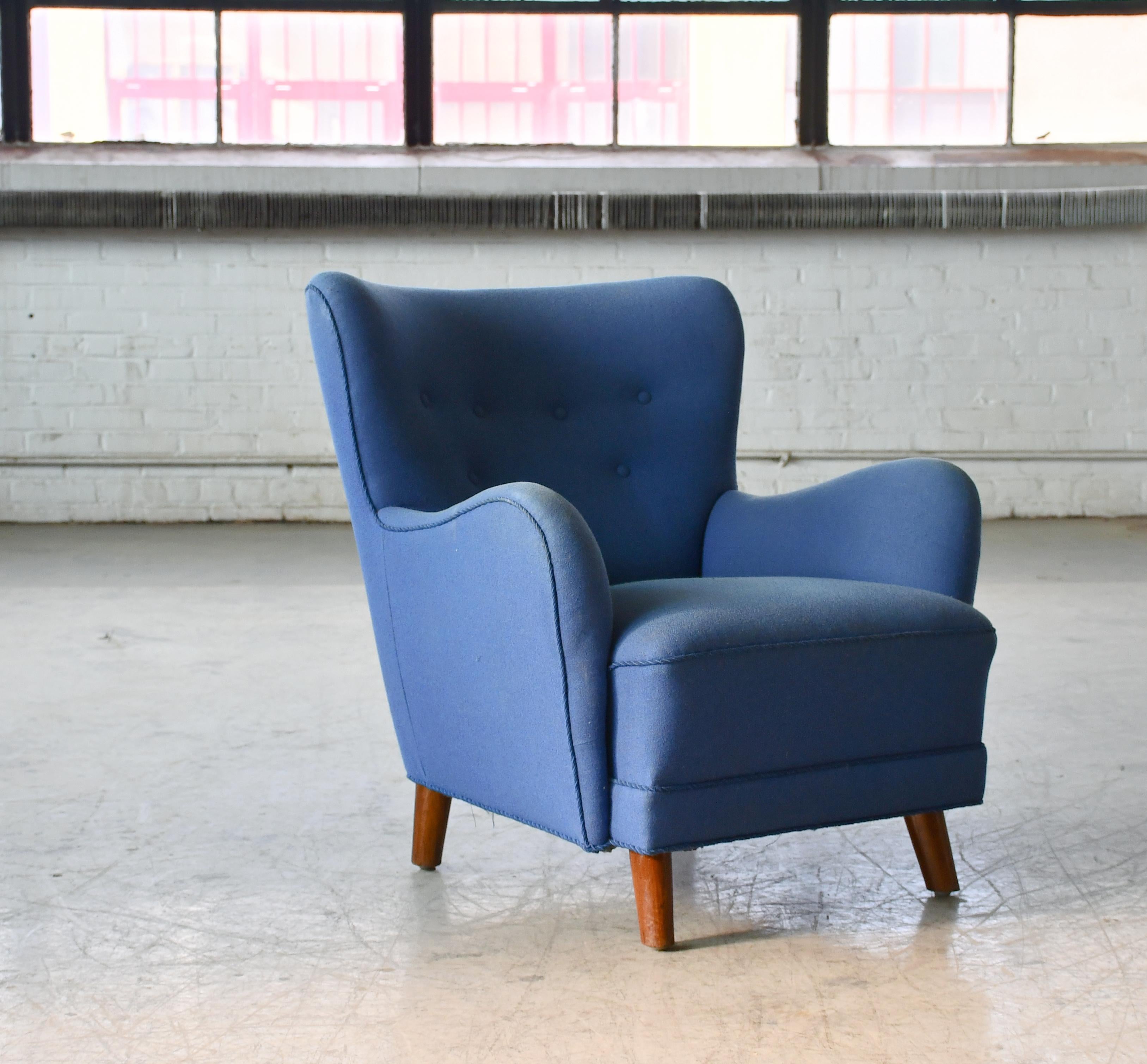 Danish 1940s Easy Chair in Blue Wool In Good Condition In Bridgeport, CT